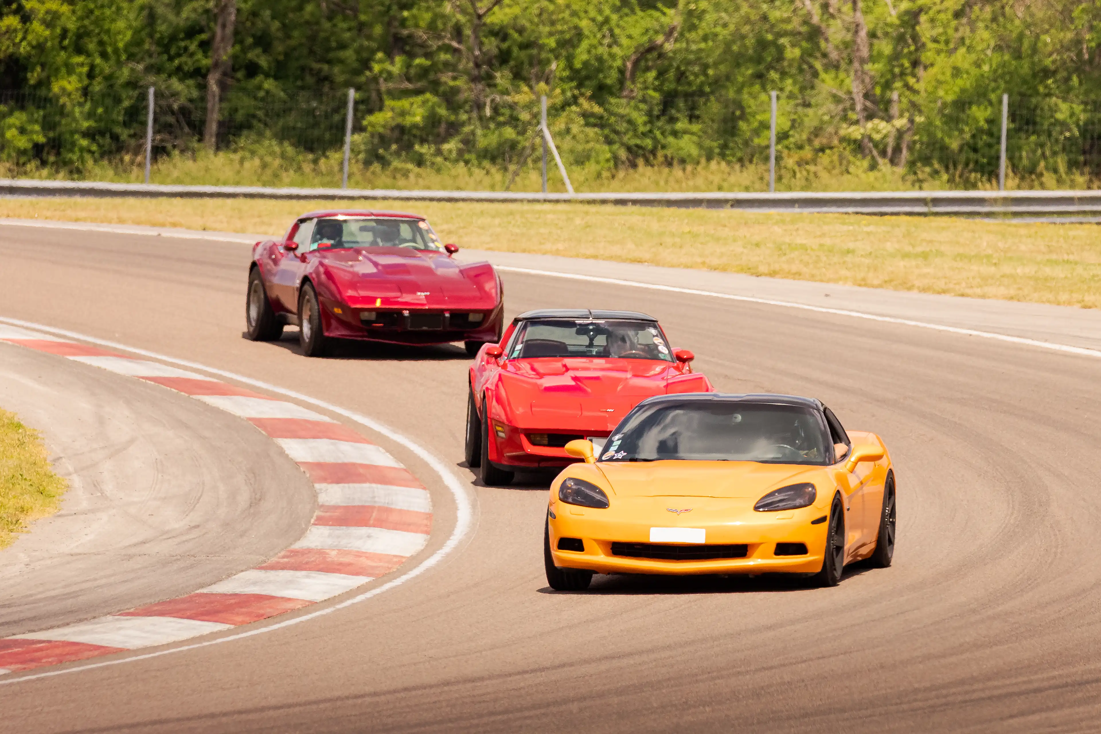 Trois Chevrolet Corvette sur le circuit de Dijon-Prenois