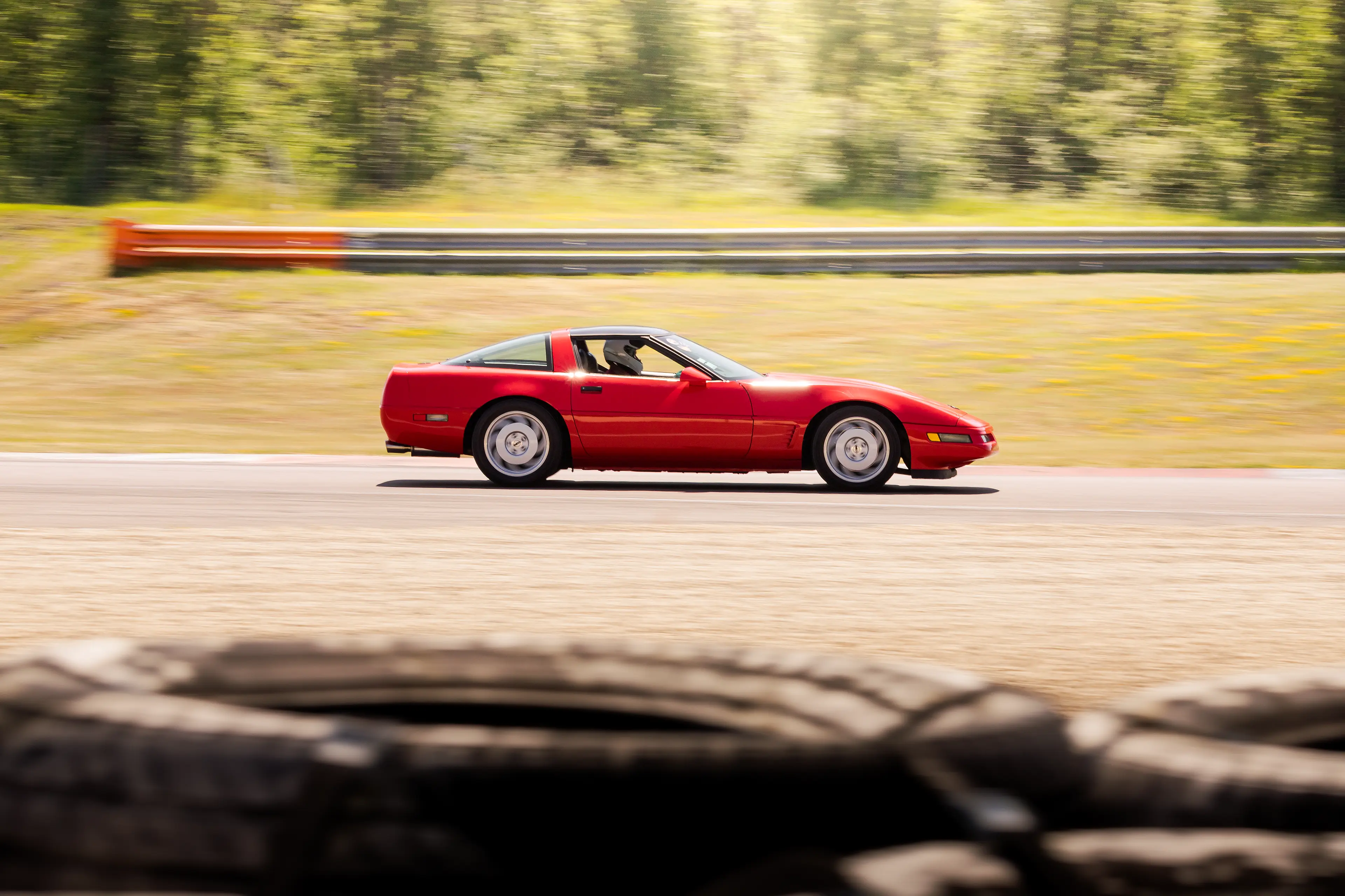 Chevrolet Corvette C4 rouge sur le circuit de Dijon-Prenois