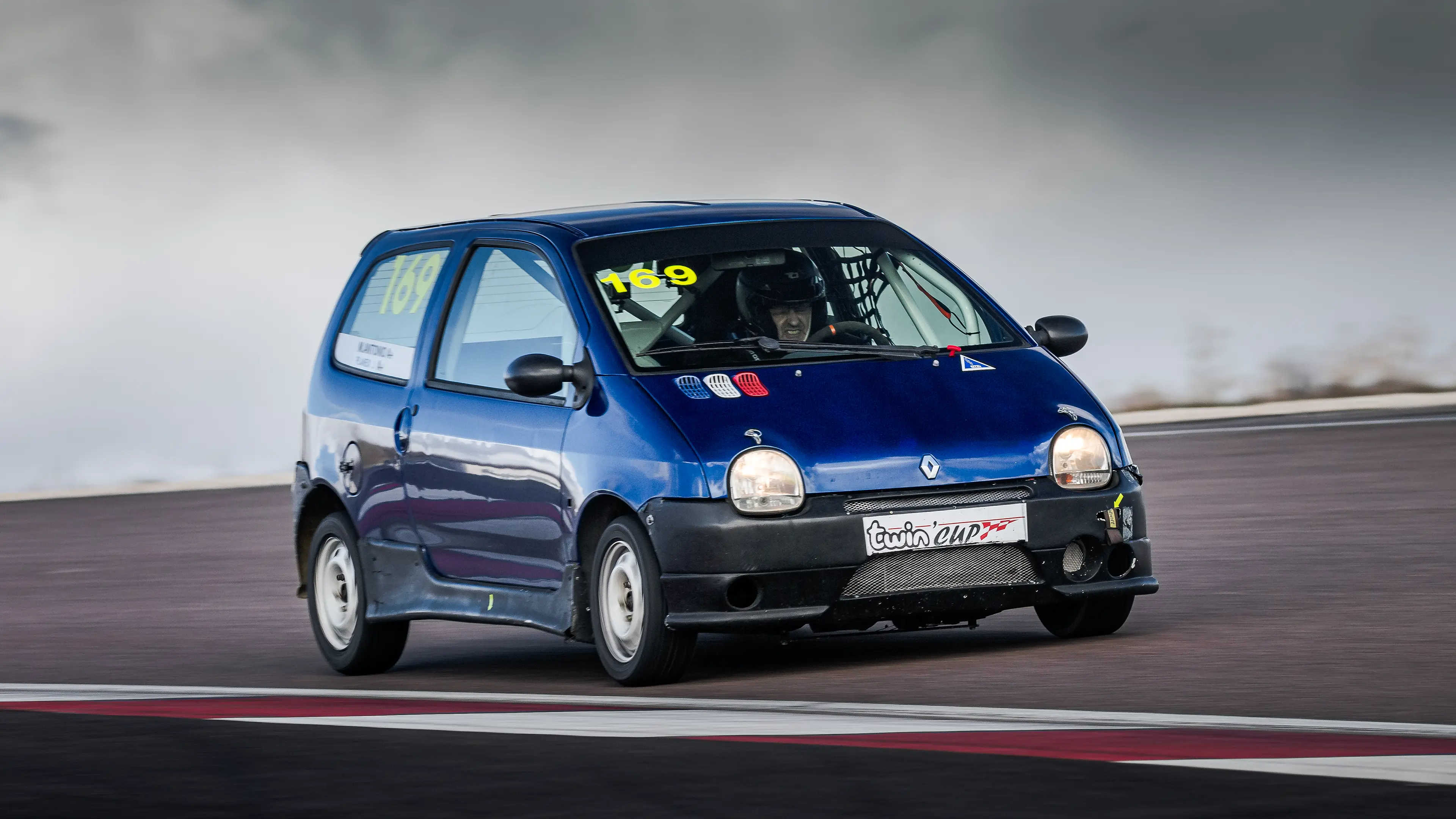 Renault Twingo bleue Twin'Cup sur le circuit de Dijon-Prenois