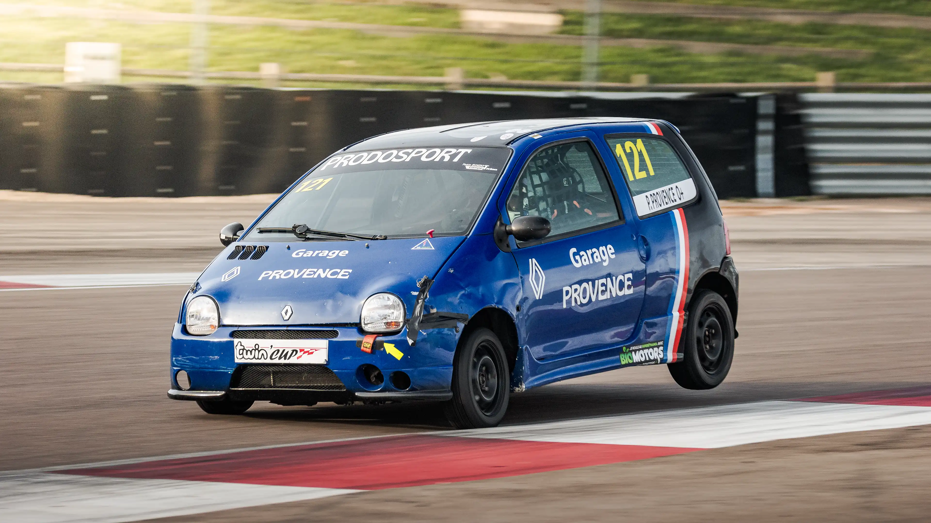 Renault Twingo bleue Twin'Cup sur le circuit de Dijon-Prenois
