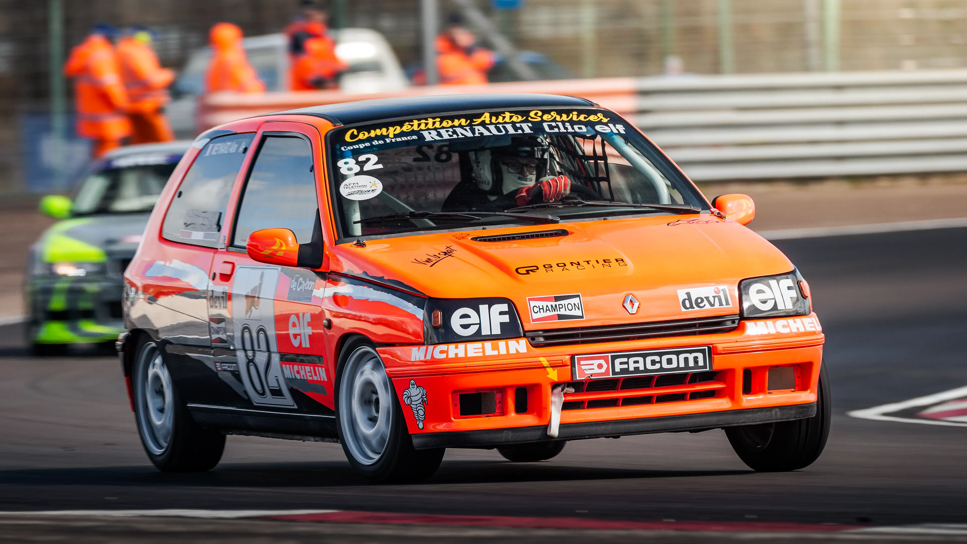 Renault Clio 1 orange sur le circuit de Dijon-Prenois