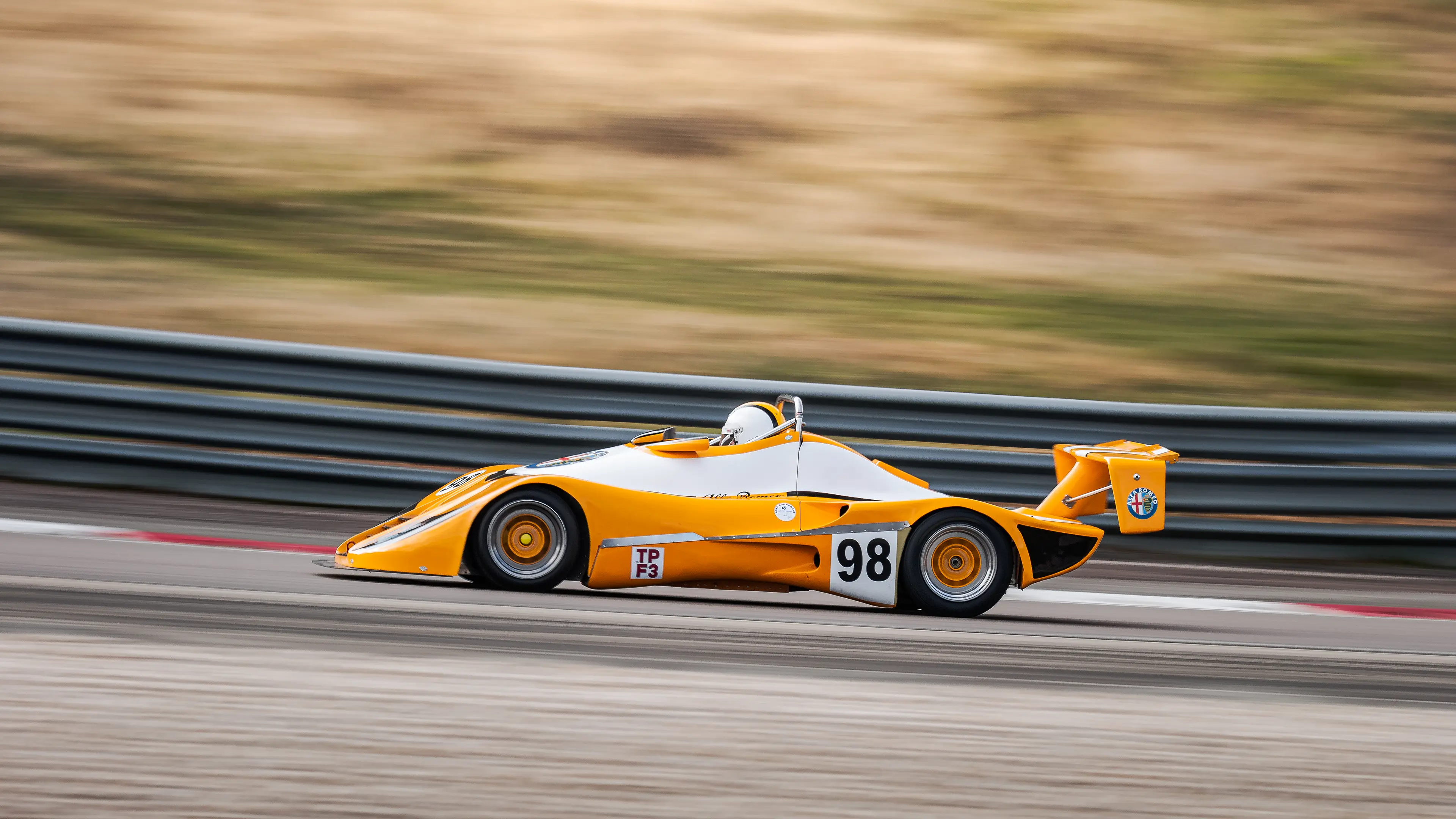 Monoplace orange sur le circuit de Dijon-Prenois