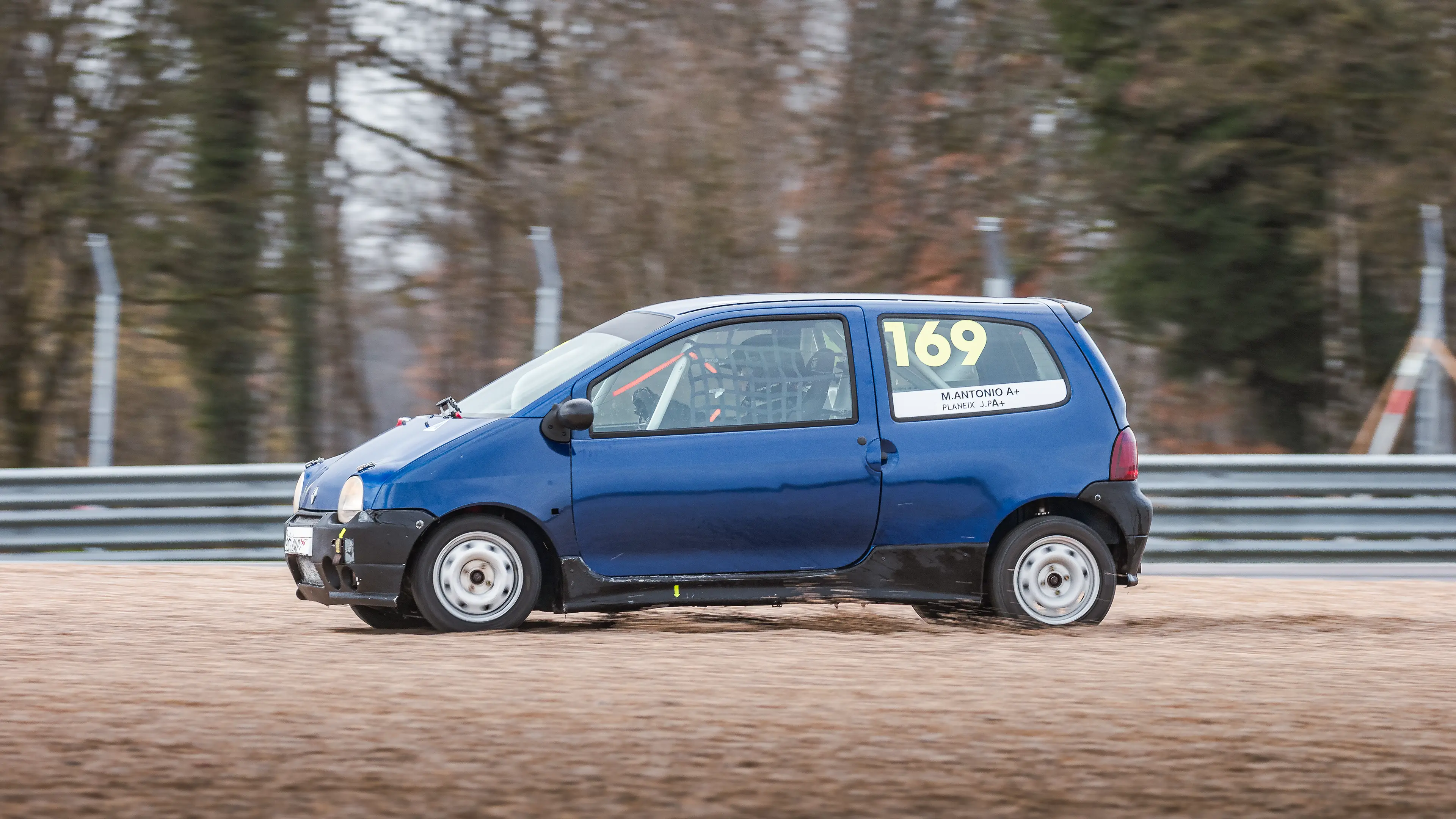 Renault Twingo bleue Twin'Cup sort de piste sur le circuit de Dijon-Prenois