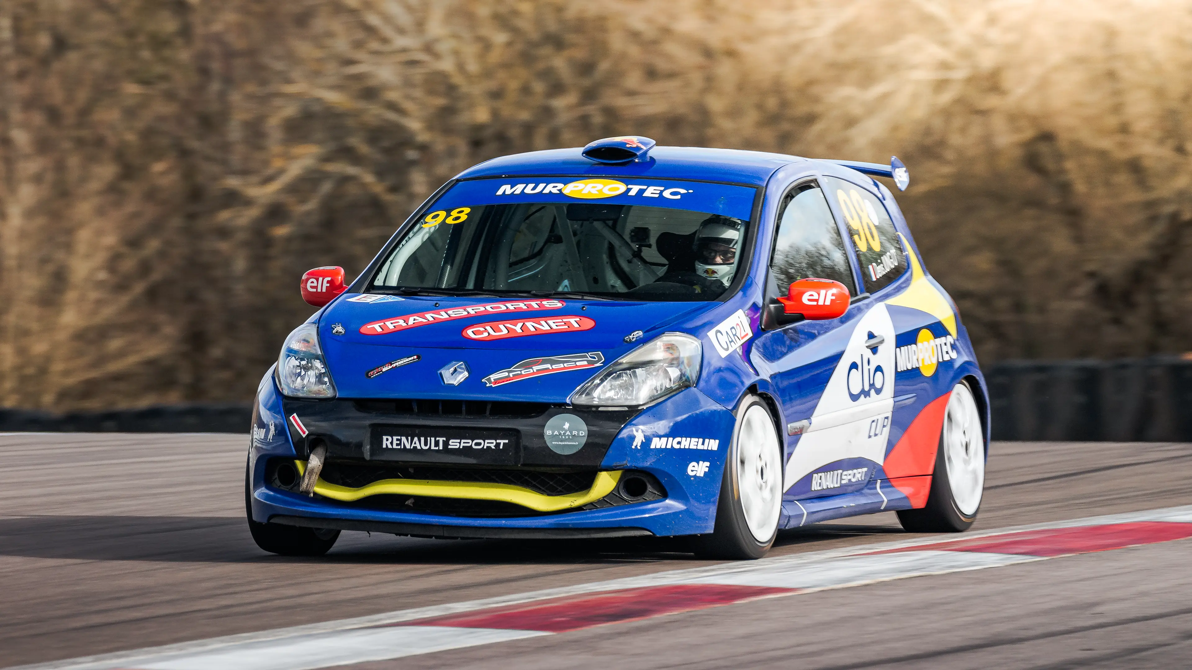 Renault Clio 3 Cup sur le circuit de Dijon-Prenois