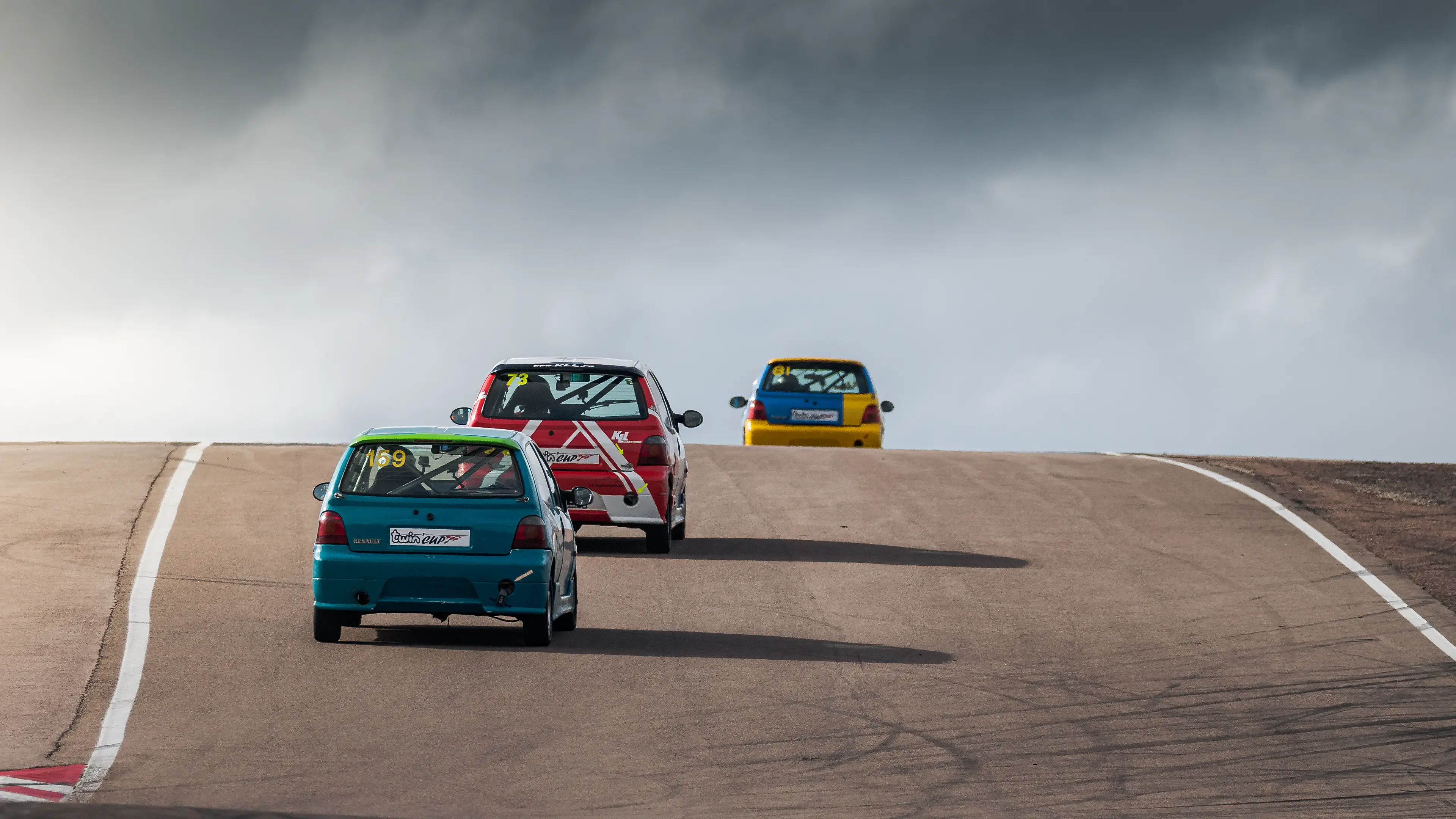 Trois Renault Twingo Twin'Cup sur le circuit de Dijon-Prenois