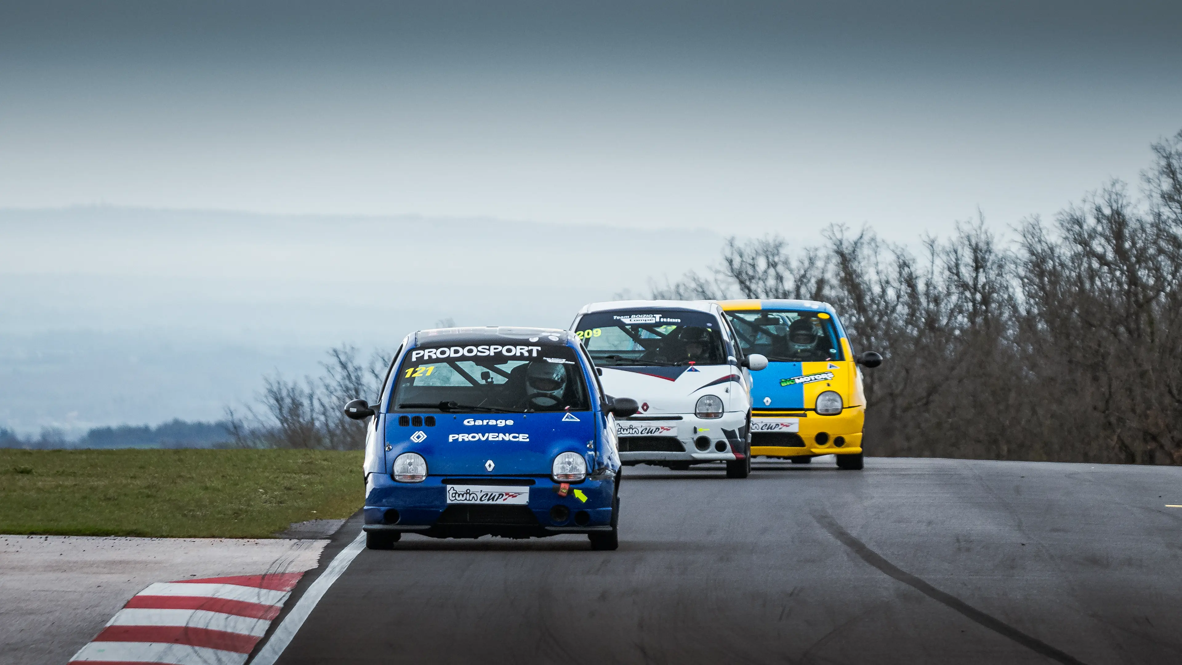 Trois Renault Twingo Twin'Cup sur le circuit de Dijon-Prenois