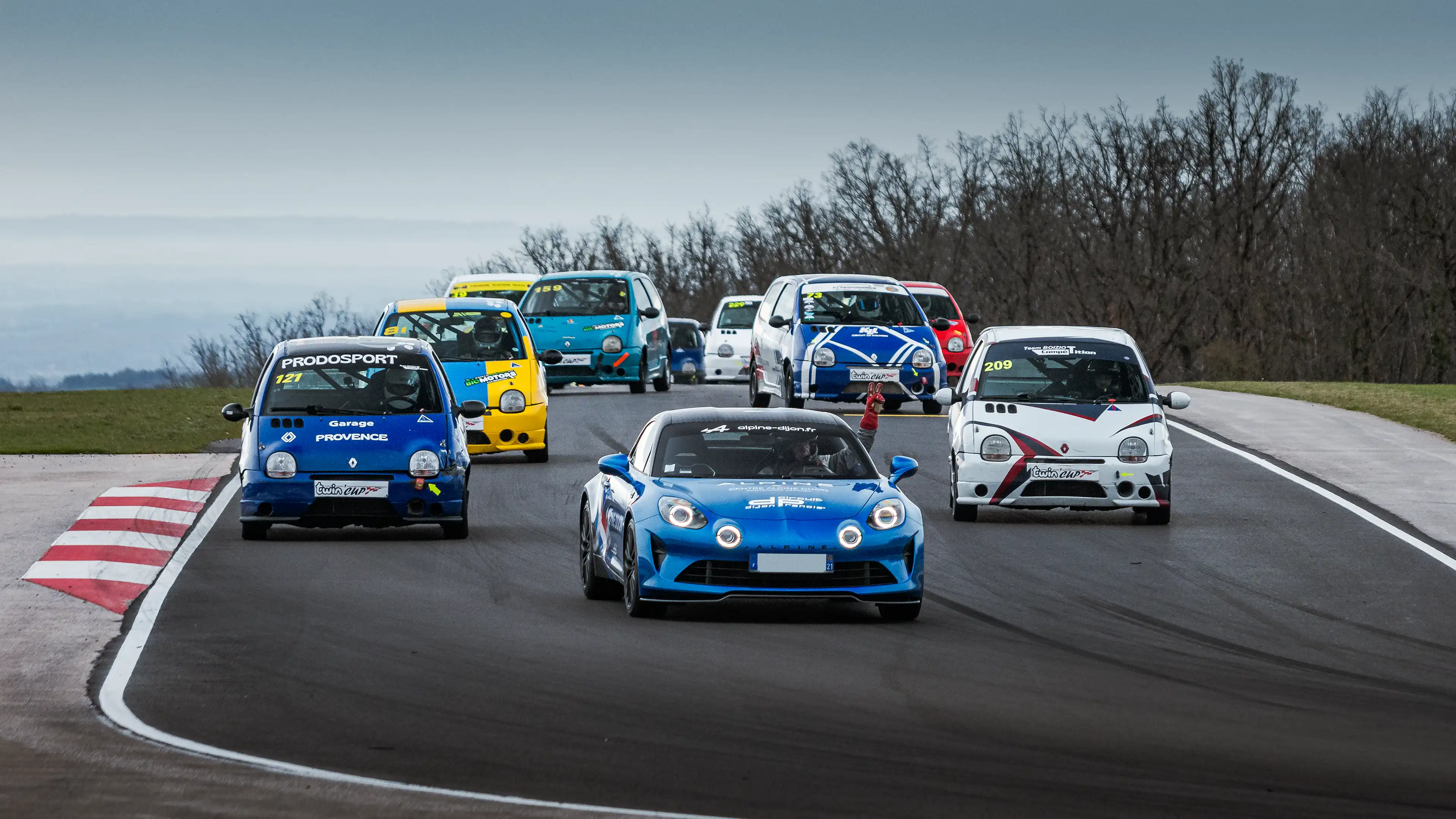 Tour de chauffe de la Twin'Cup avec une Alpine A110 en safety car sur le circuit de Dijon-Prenois