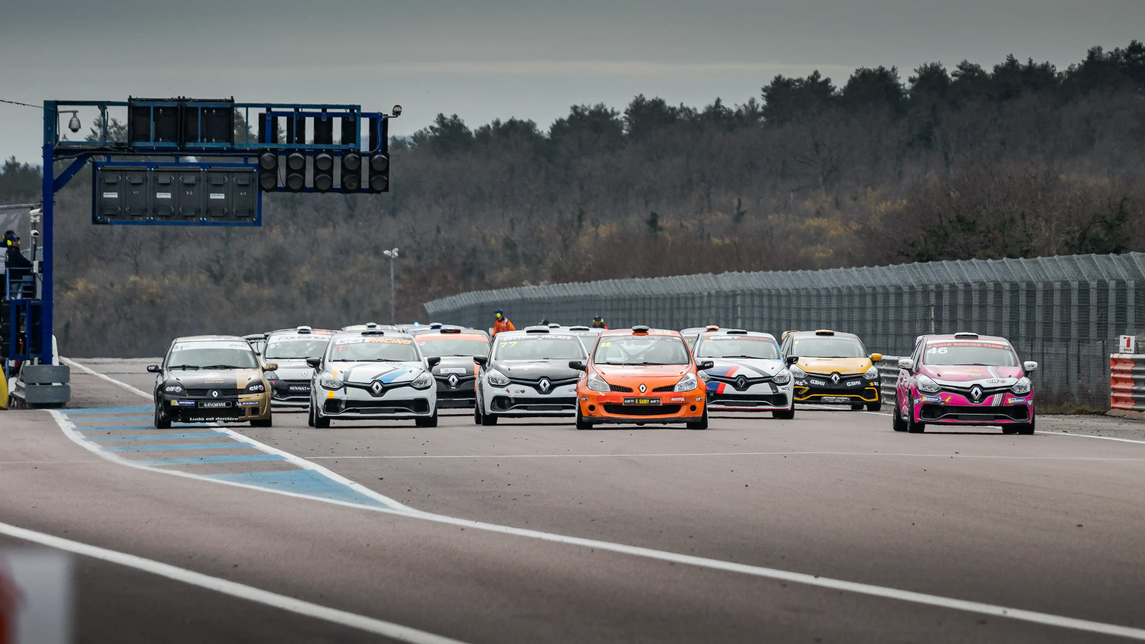 Départ de la Clio Cup sur le circuit de Dijon-Prenois