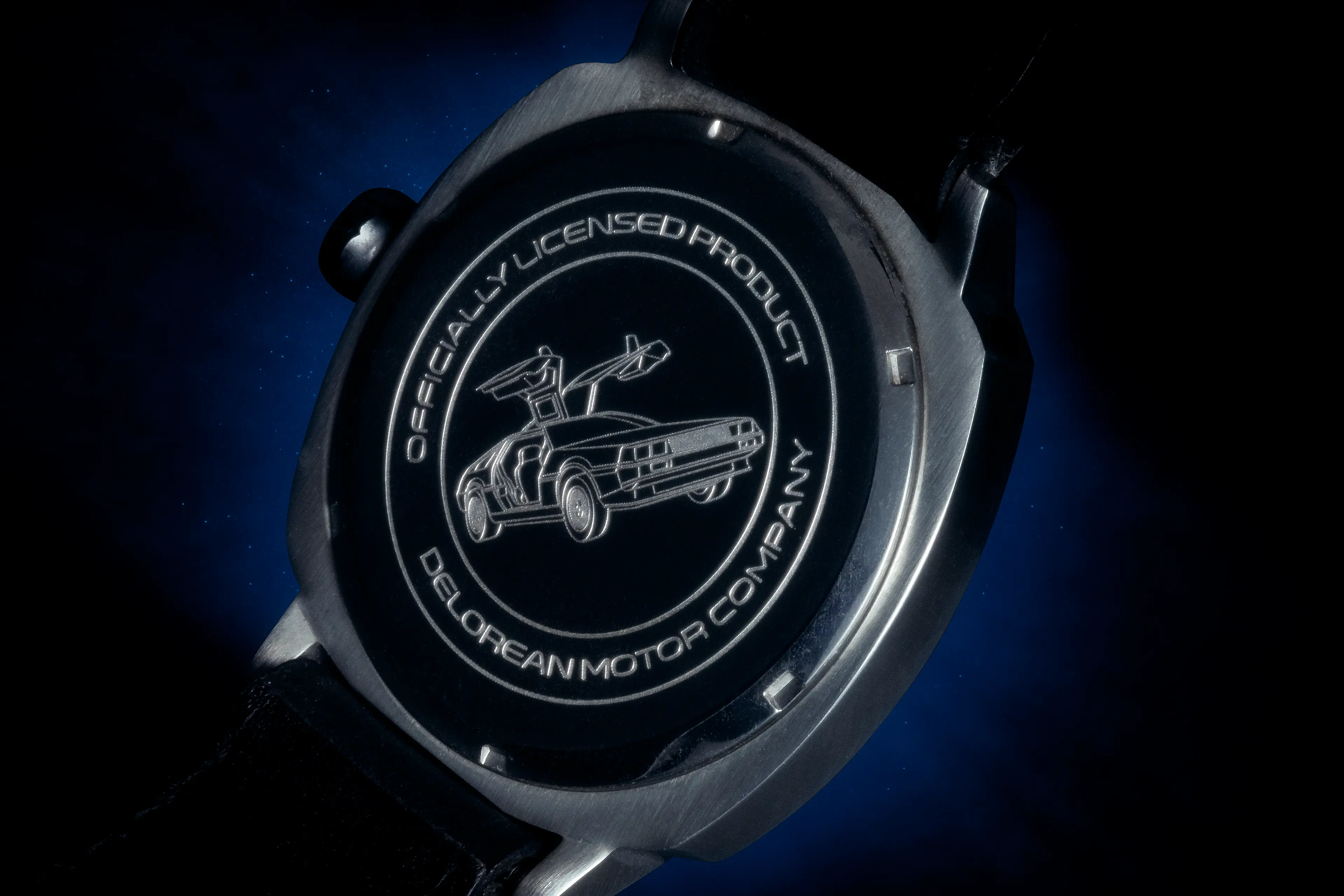 Dos d'une montre DMC DeLorean sur fond noir et bleu