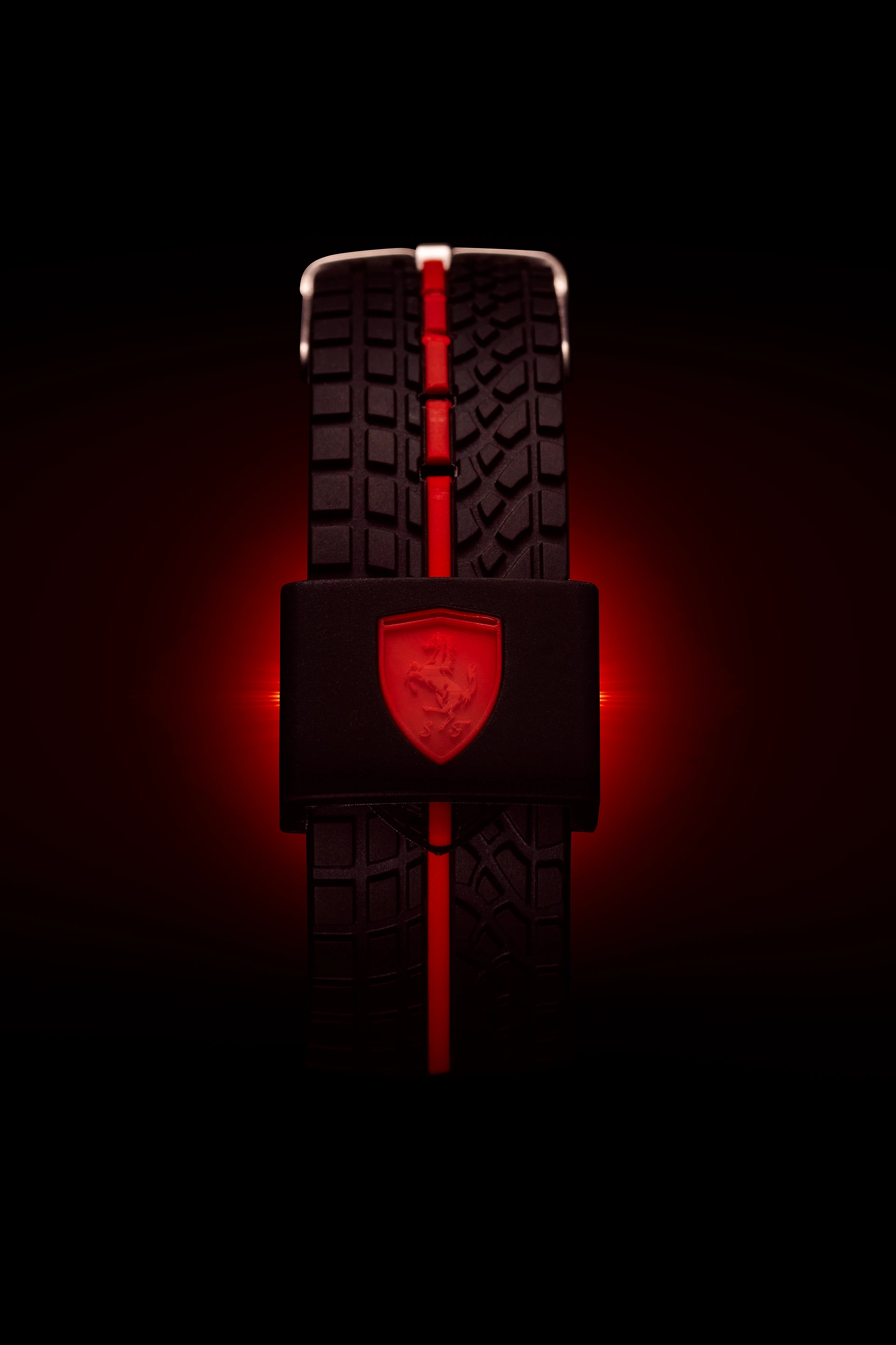 Fermoir de montre Ferrari rouge sur fond noir et rouge