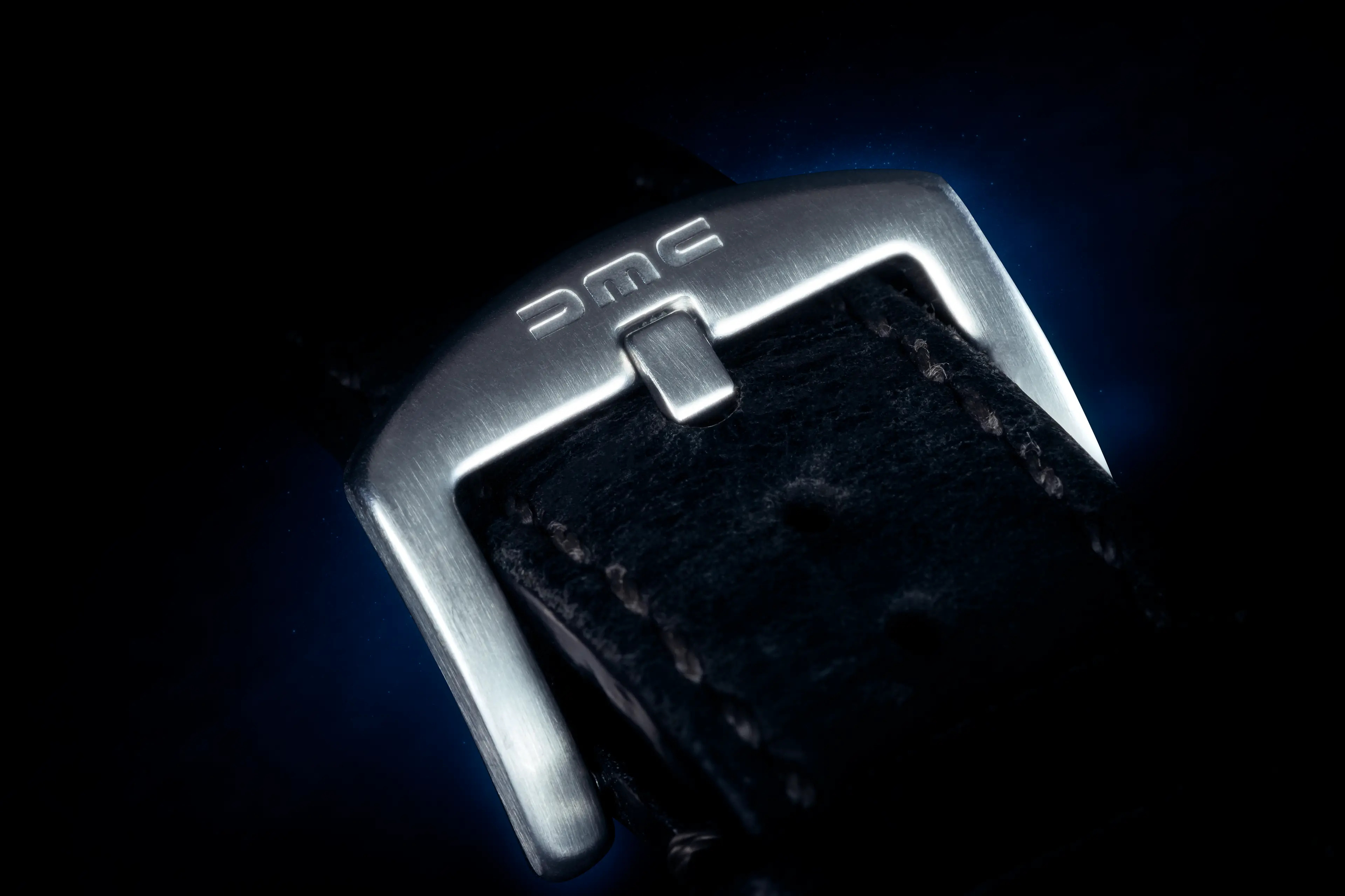 Fermoir de montre DMC DeLorean sur fond noir et bleu