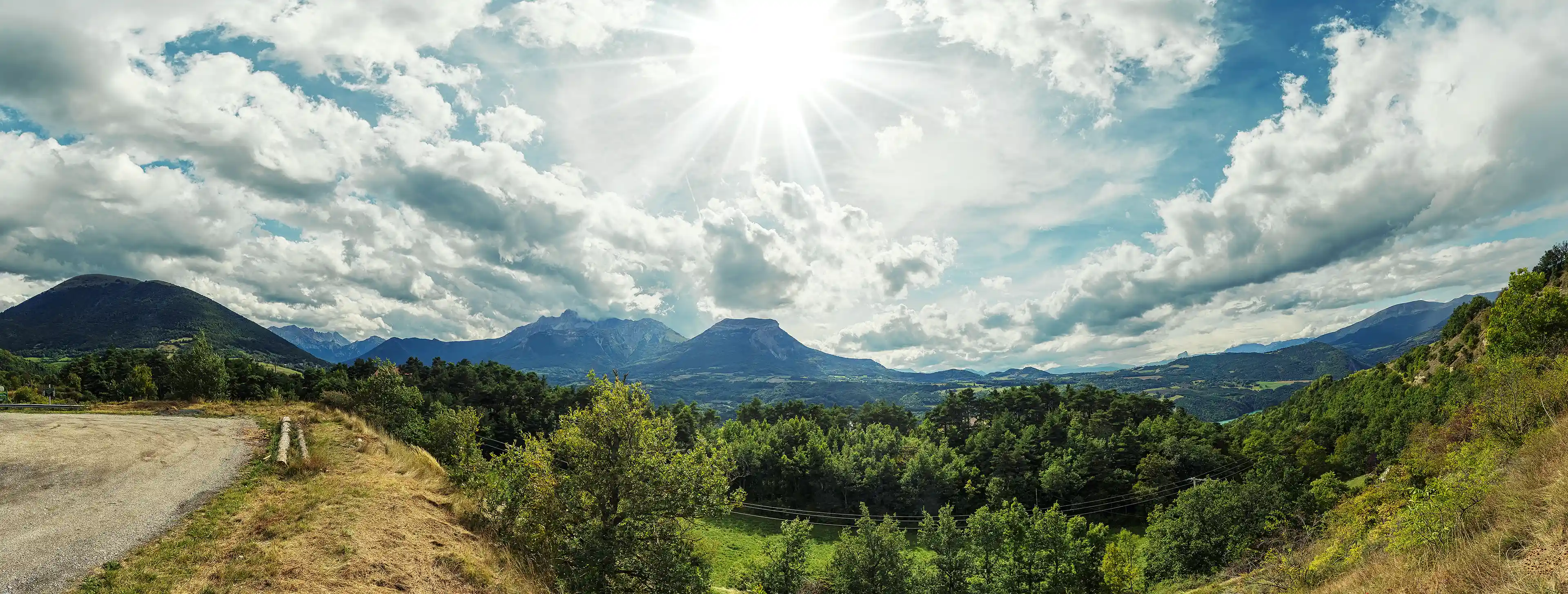 Panorama des montagnes dans les Hautes-Alpes