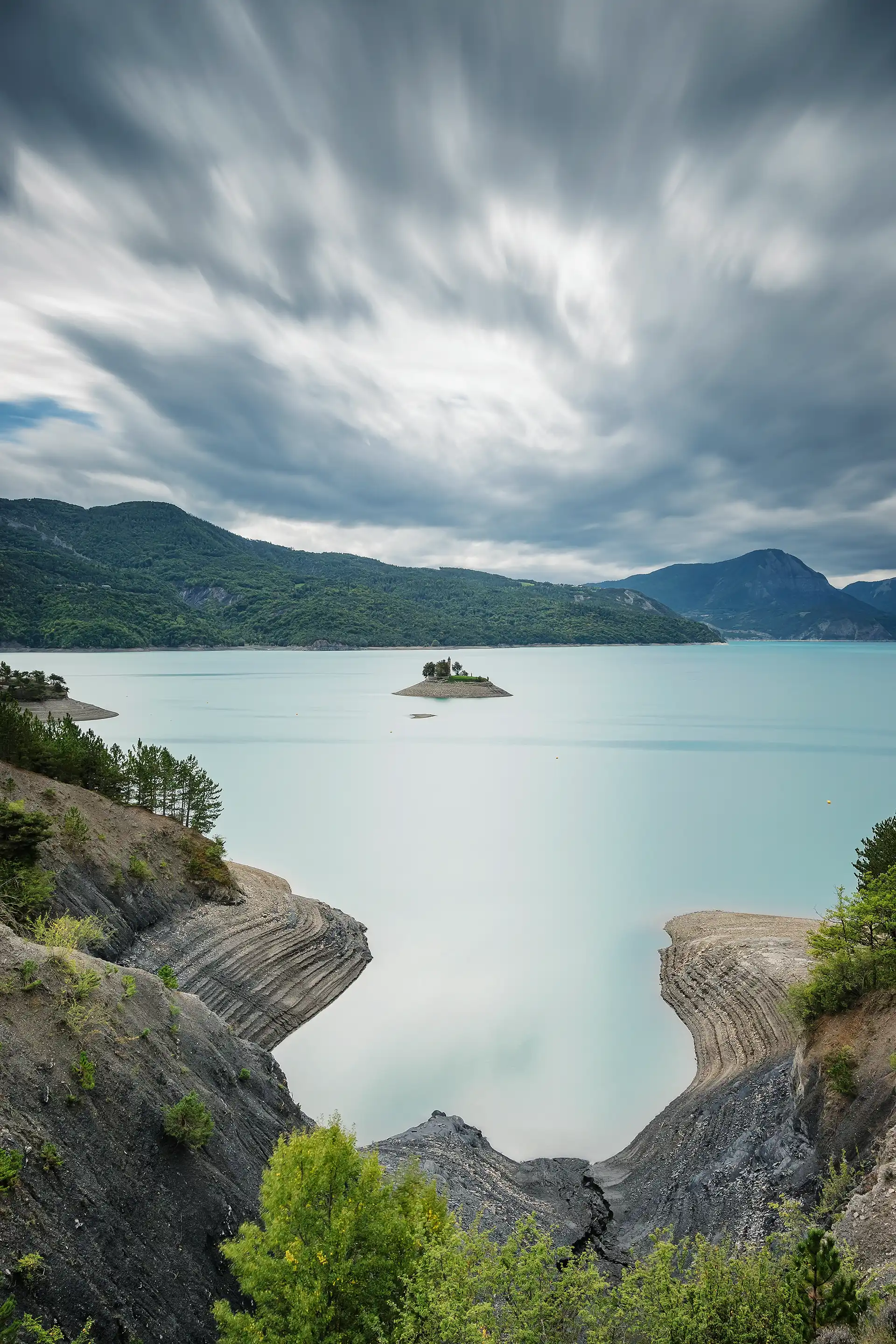 Chapelle Saint-Michel dans le lac artificiel de Serre-Ponçon à Savines-le-Lac dans les Hautes-Alpes