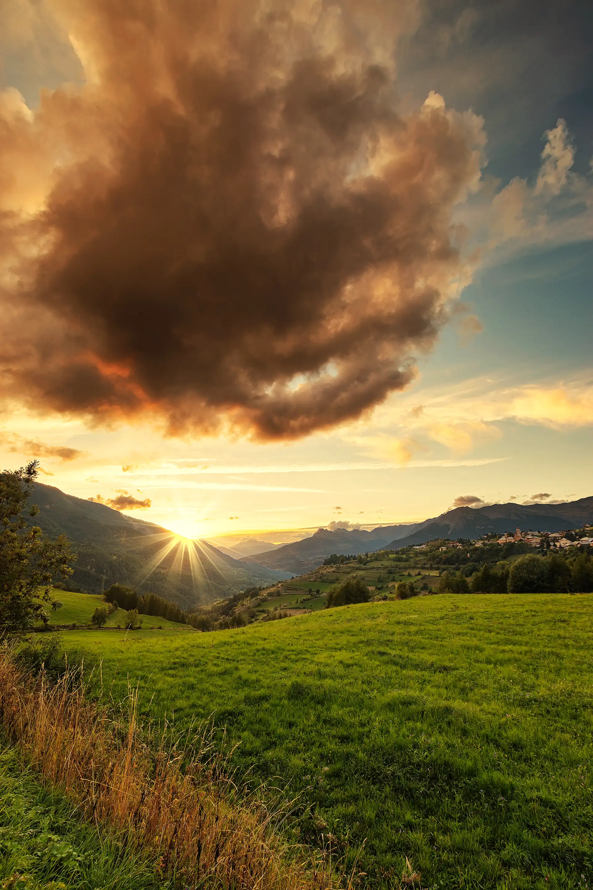 Coucher de soleil nuageux dans les montagnes des Hautes-Alpes