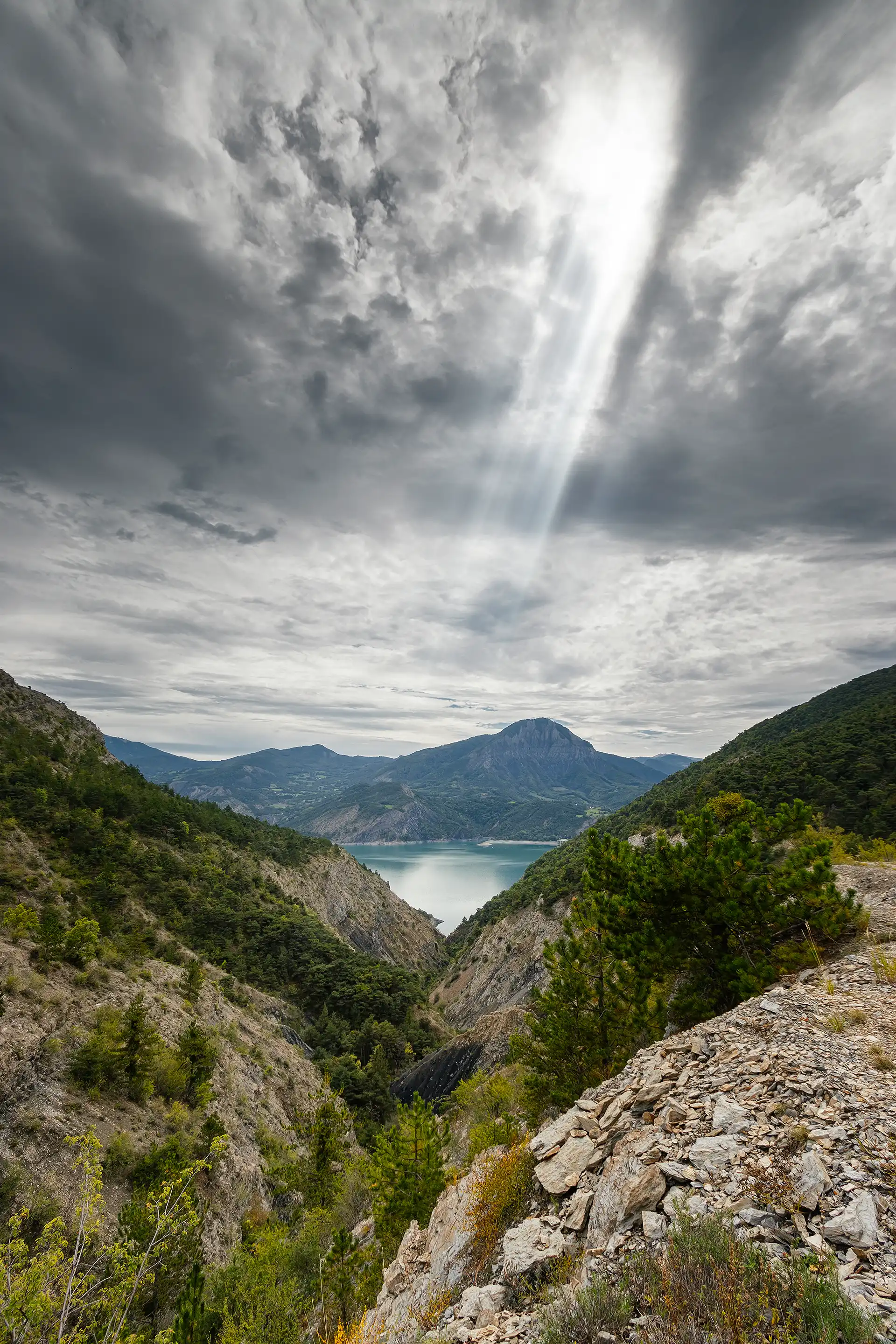 Vue sur les montagnes et le lac artificiel de Serre-Ponçon à Savines-le-Lac dans les Hautes-Alpes