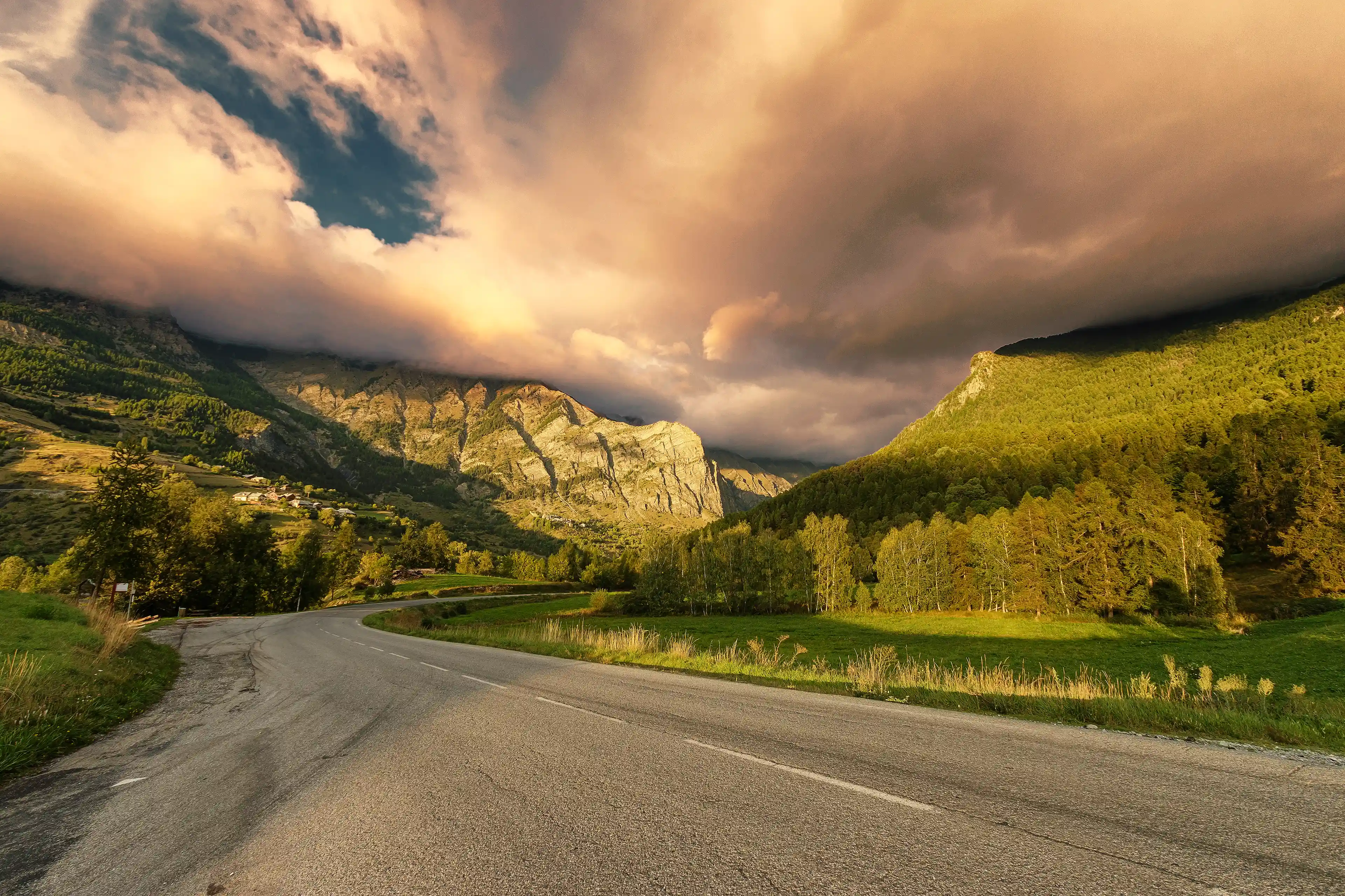 Nuages menaçants dans les montagnes des Hautes-Alpes