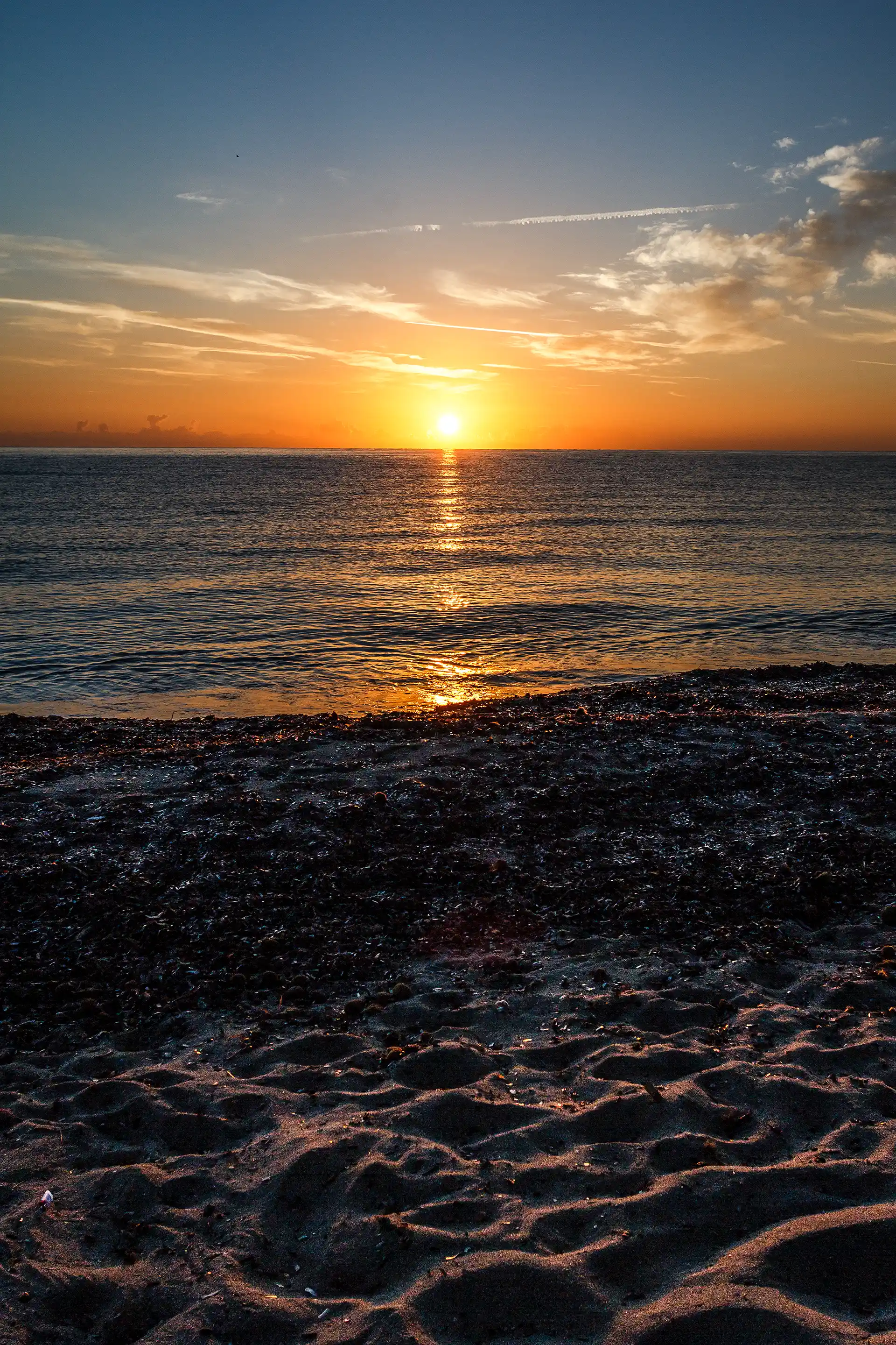 Coucher de soleil sur la mer Méditerranée Tyrrhénienne en Corse