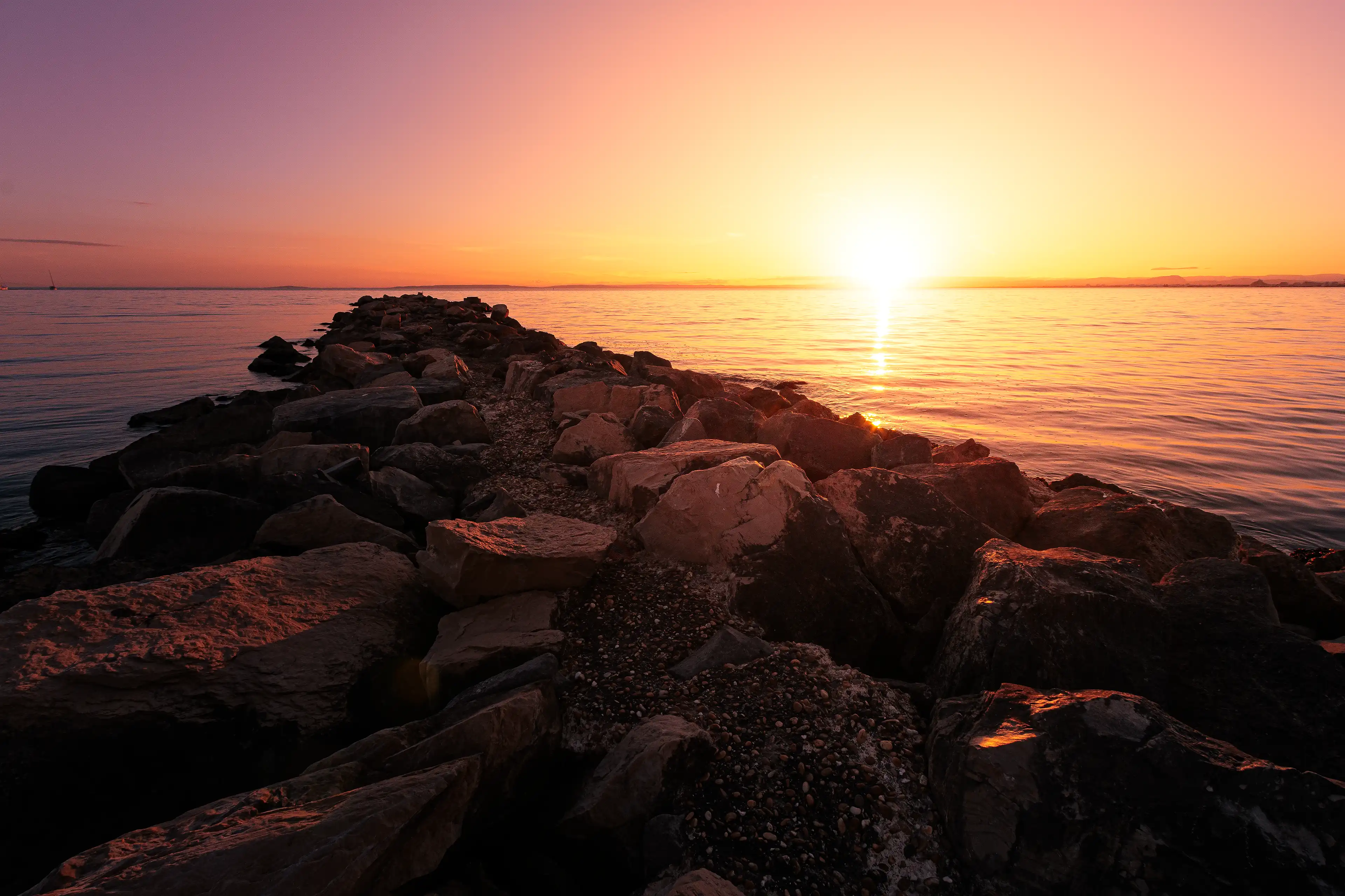 Coucher de soleil sur la mer Méditerranée à la Grande-Motte dans l'Hérault
