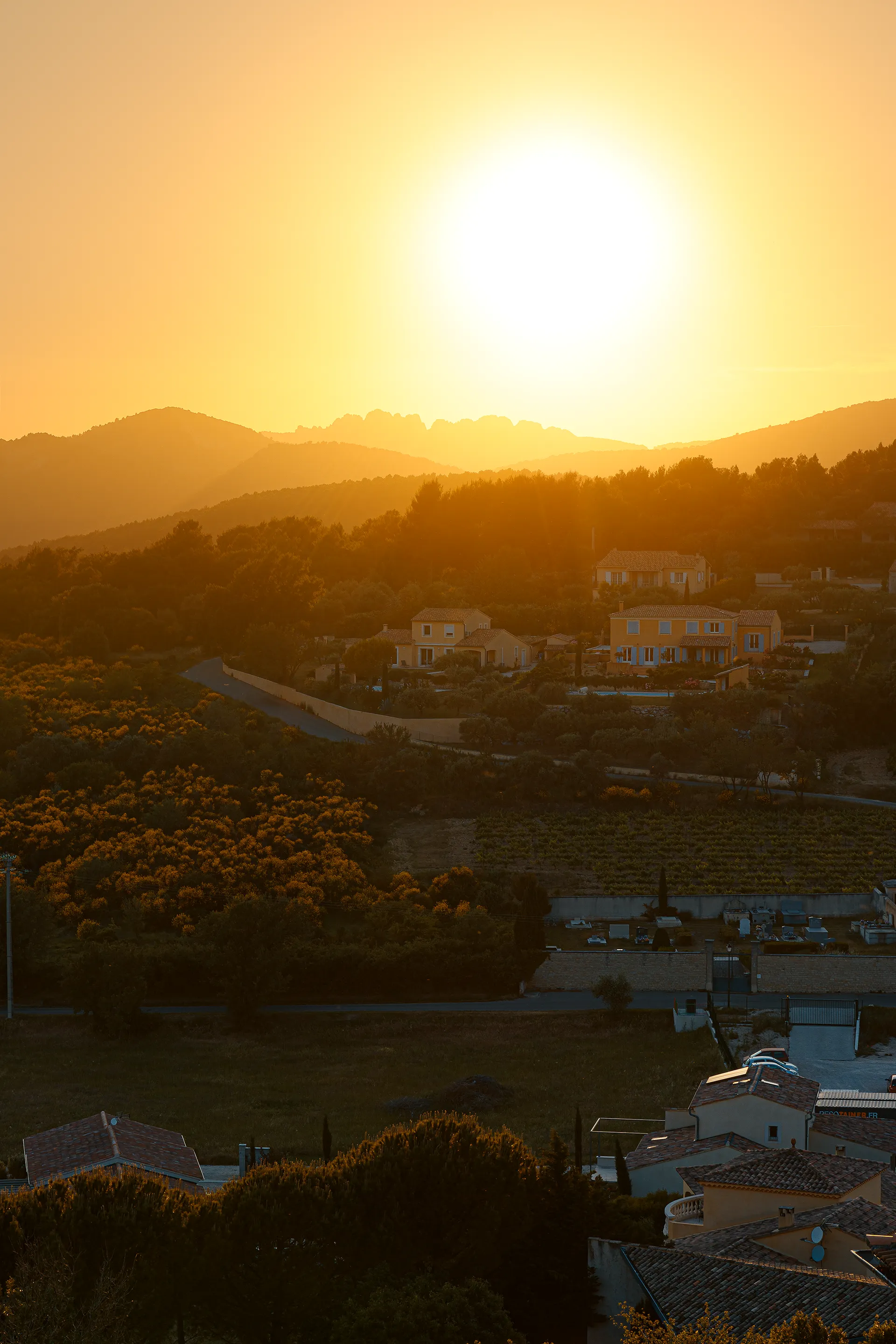 Coucher de soleil aux teintes chaudes sur un village dans le Vaucluse