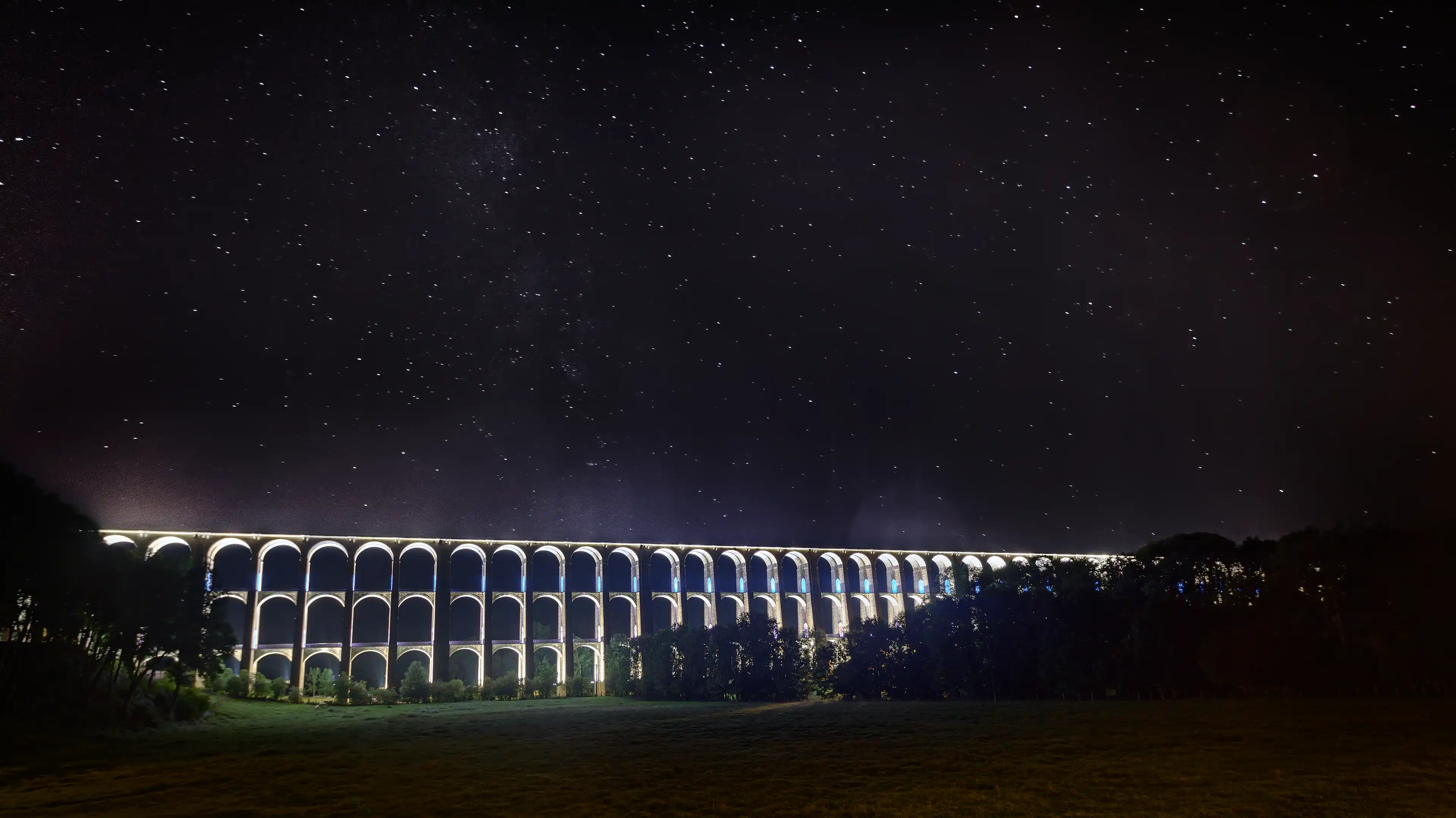 Viaduc de Chaumont en Haute-Marne illuminé sous un ciel étoilé