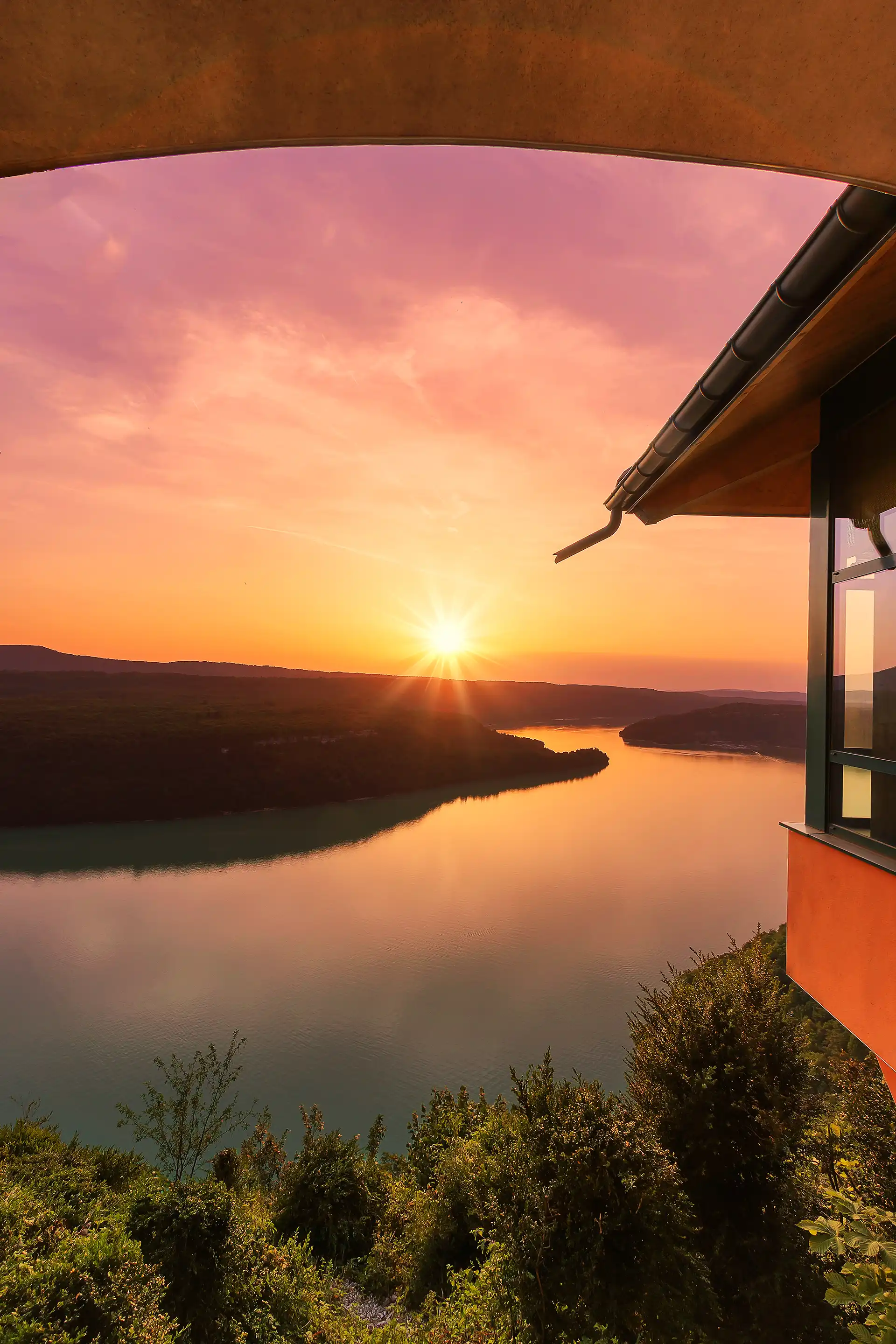 Lac de Vouglans dans le Jura au coucher du soleil