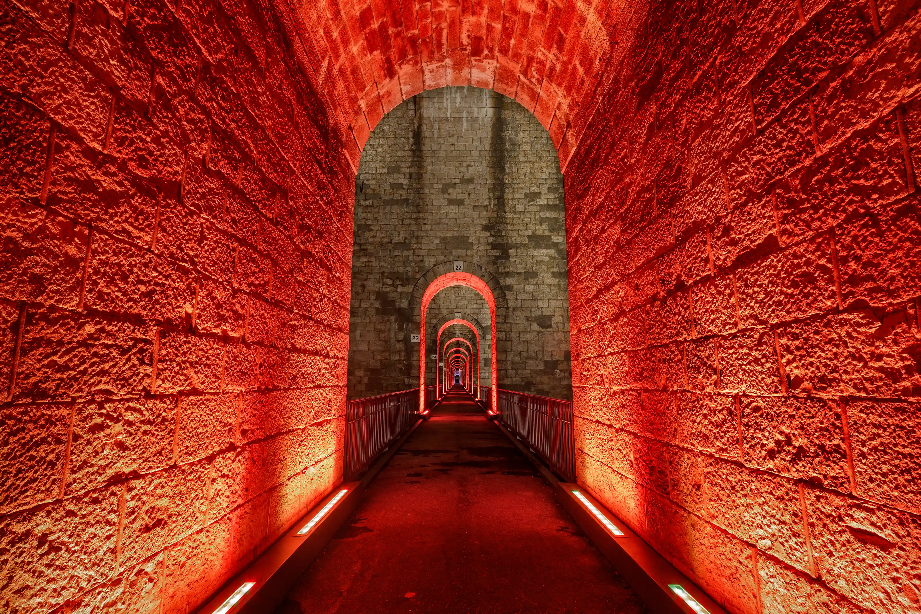 Viaduc de Chaumont en Haute-Marne illuminé en rouge sous un ciel étoilé
