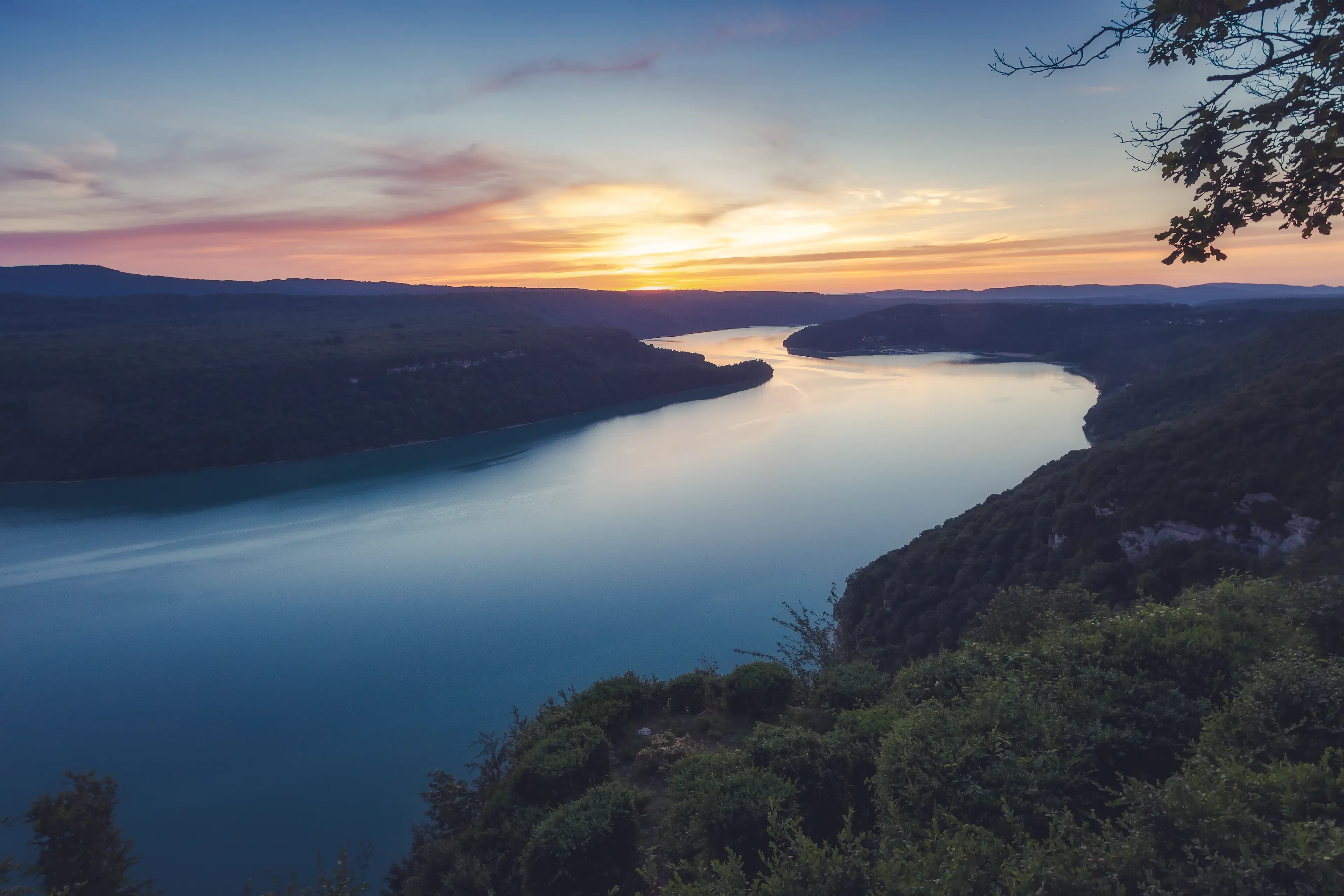 Lac de Vouglans dans le Jura à l'heure bleue