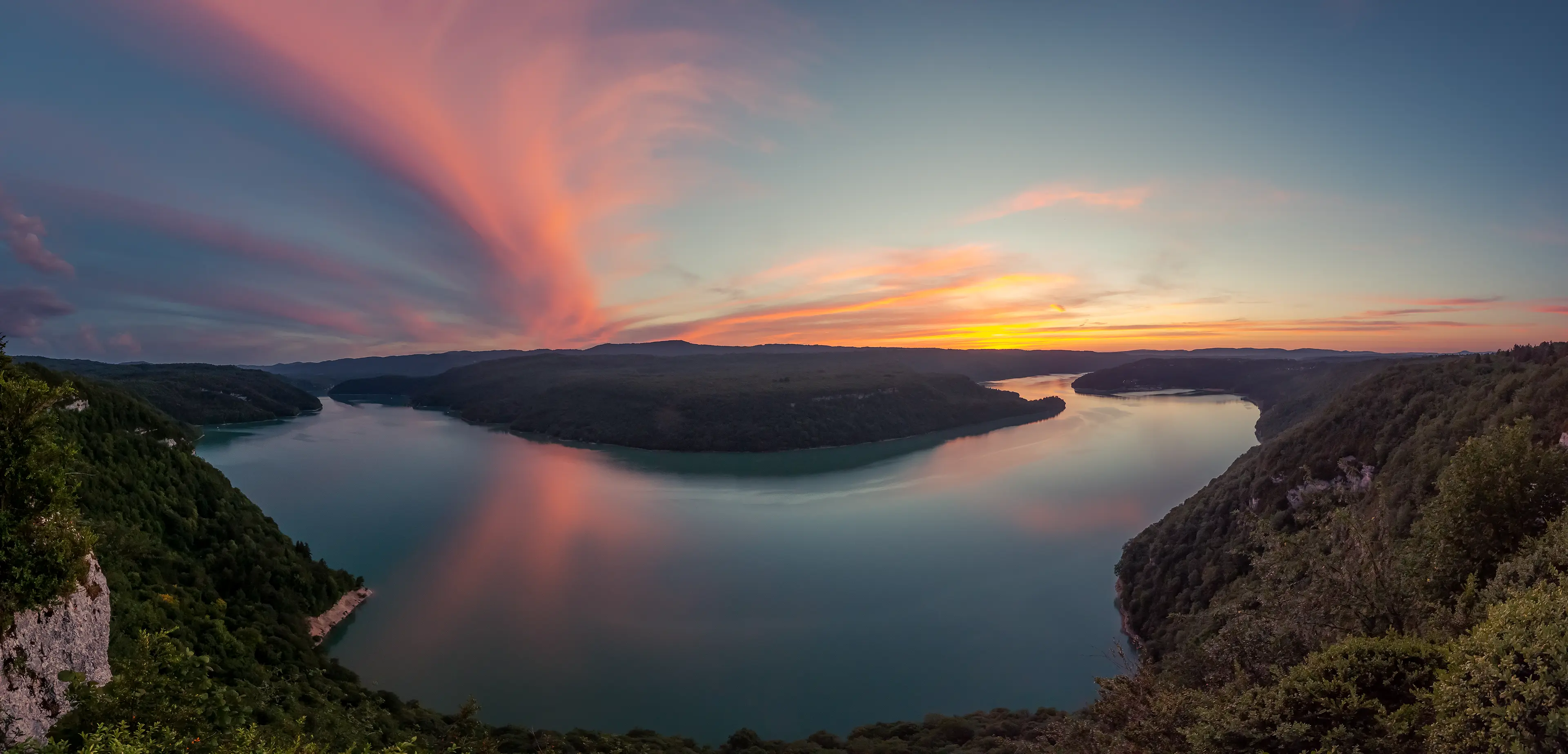 Panorama du lac de Vouglans dans le Jura