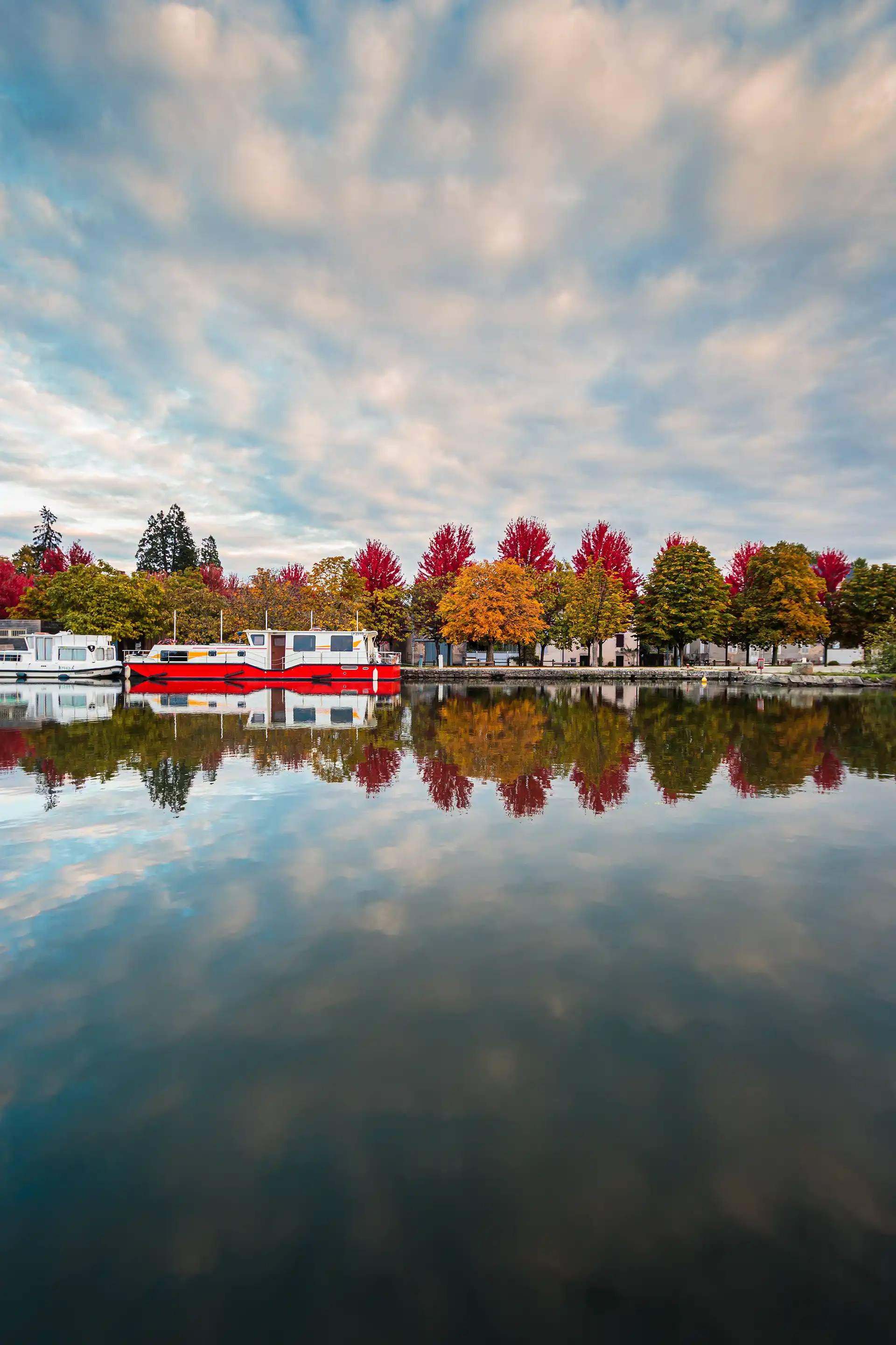 Le cours de la Saône en Saône-et-Loire avec une composition parfaitement symétrique qui utilise les reflets dans l'eau