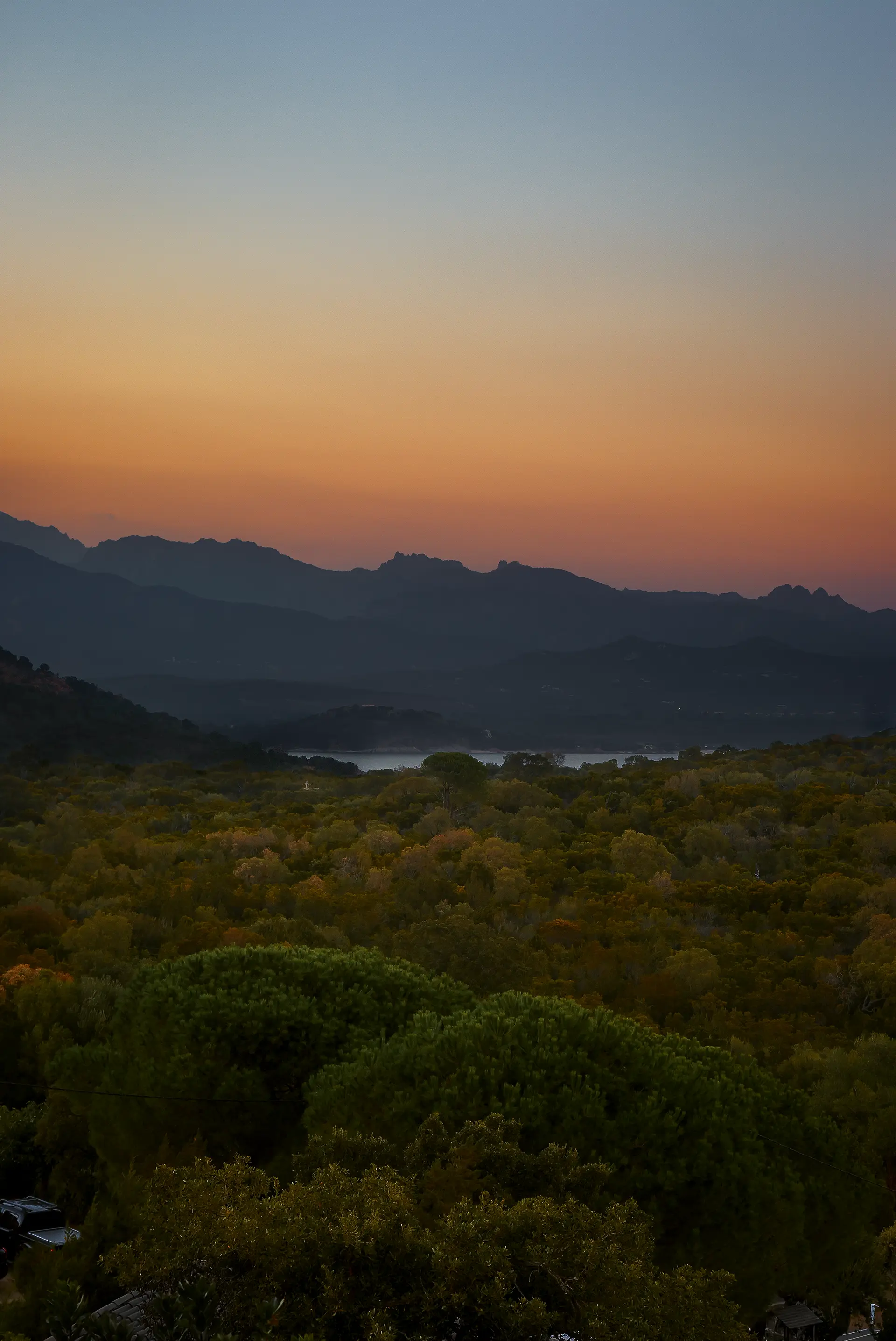 Ciel coloré après le coucher du soleil à Porto-Vecchio en Corse