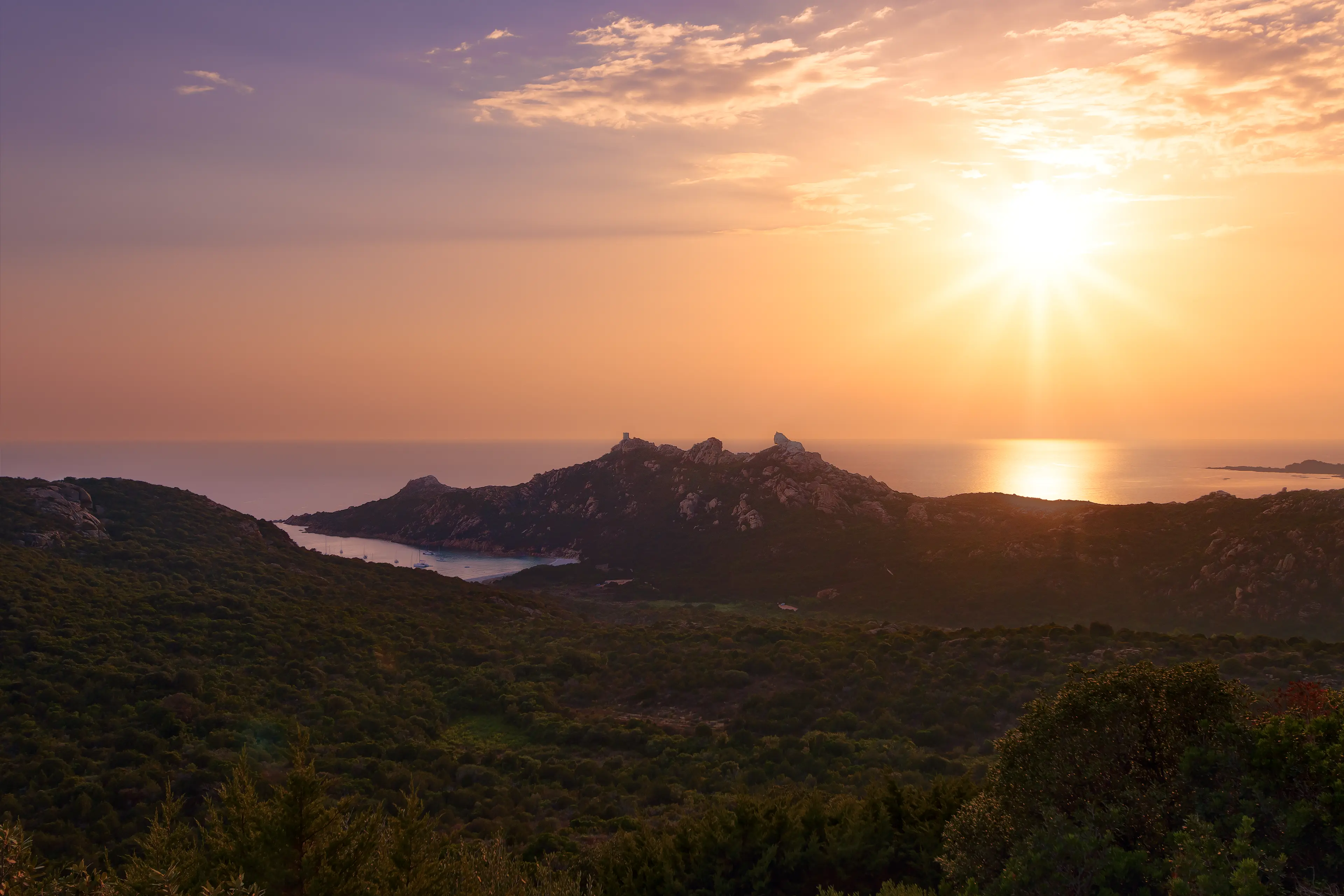 Coucher de soleil sur des falaises en Corse
