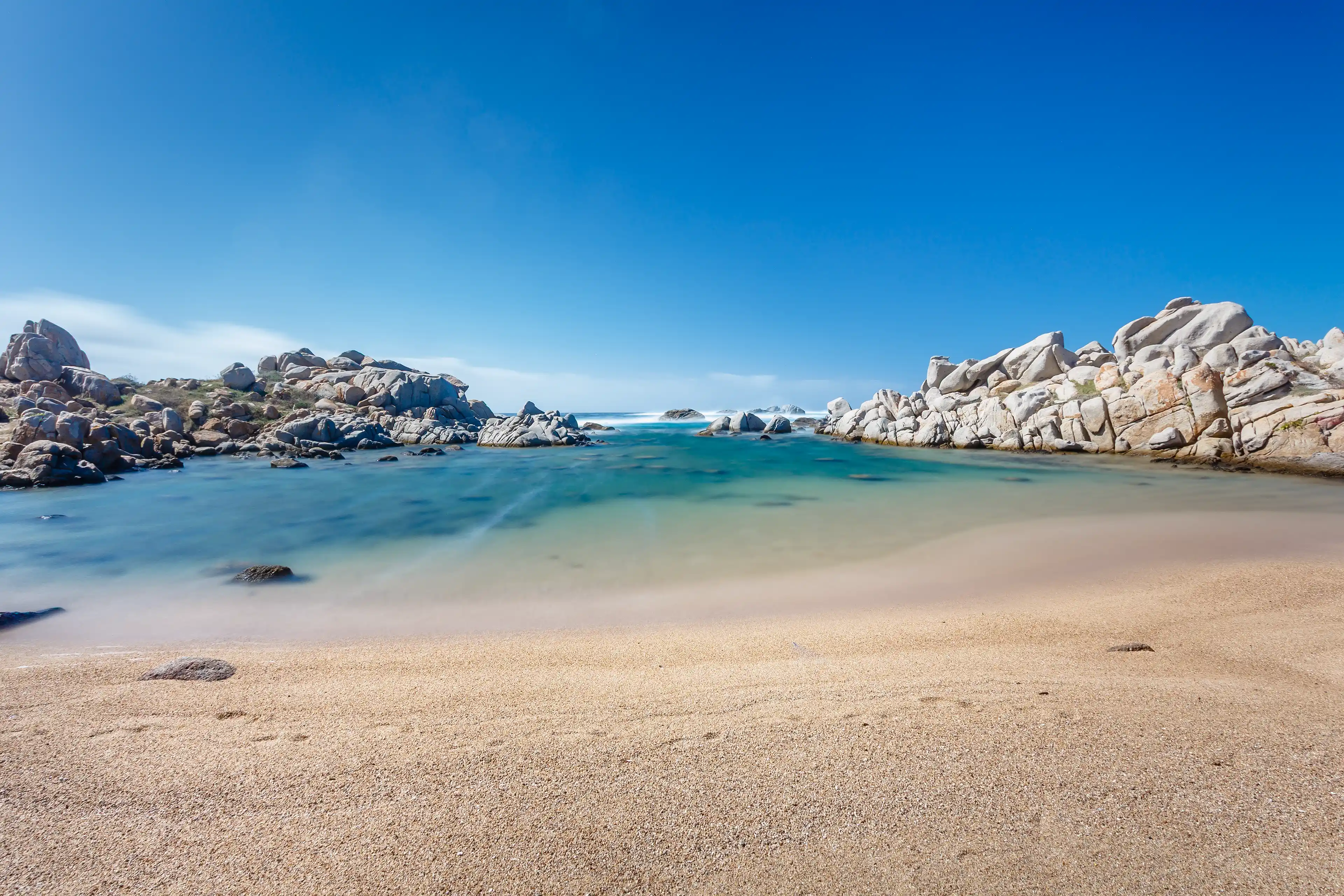 Bord de mer avec d'énormes roches sur les îles Lavezzi au sud de la Corse en pose longue
