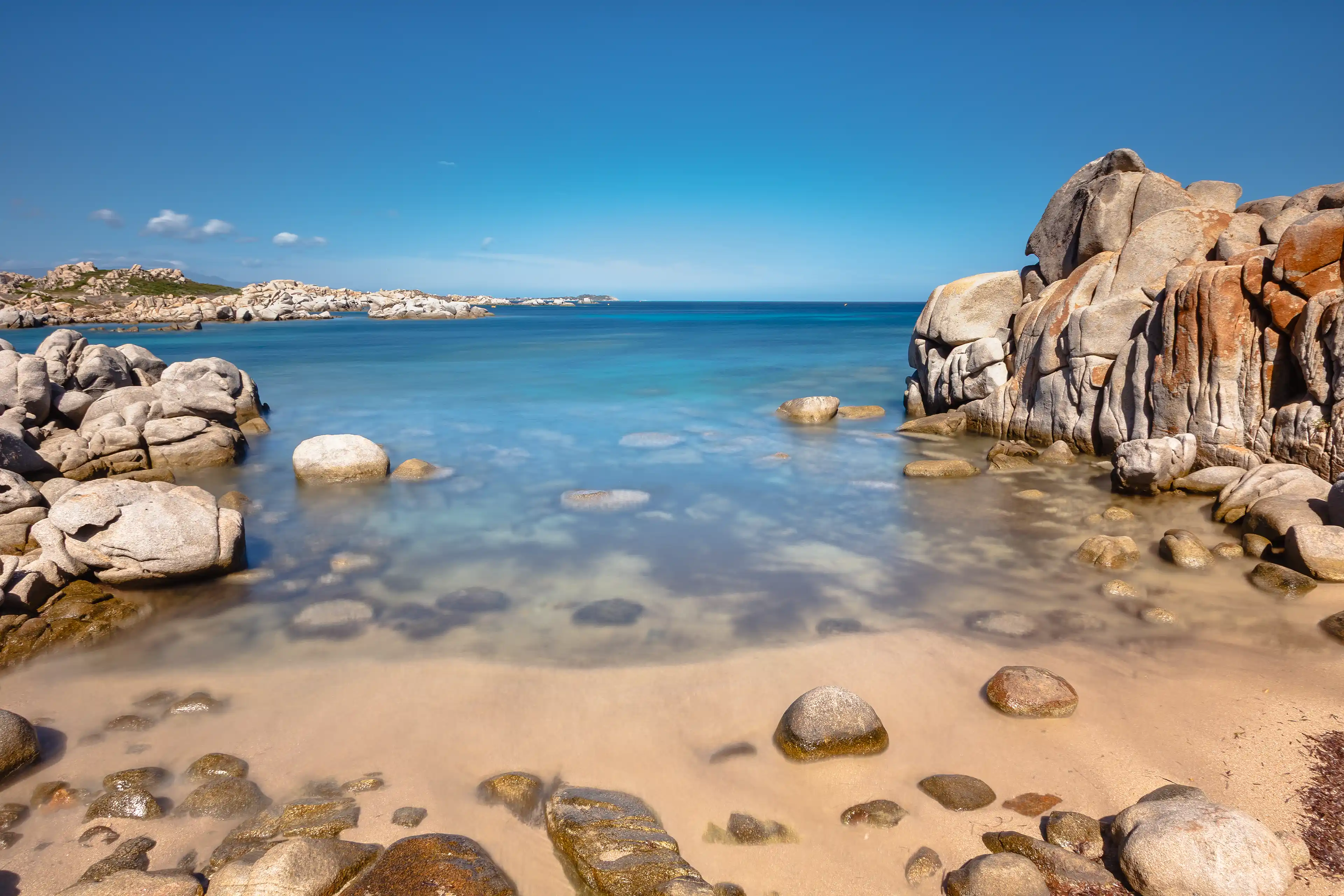 Bord de mer avec d'énormes roches sur les îles Lavezzi au sud de la Corse en pose longue