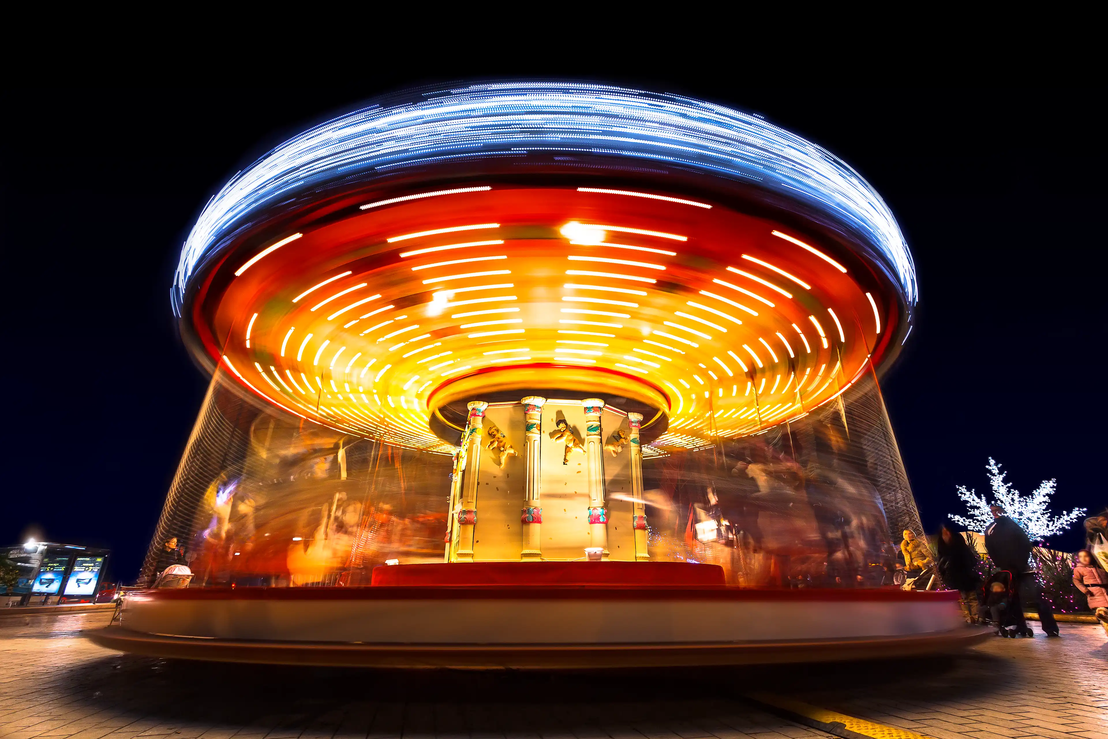 Carrousel en pose longue place de la République au centre-ville de Dijon en Côte d'Or