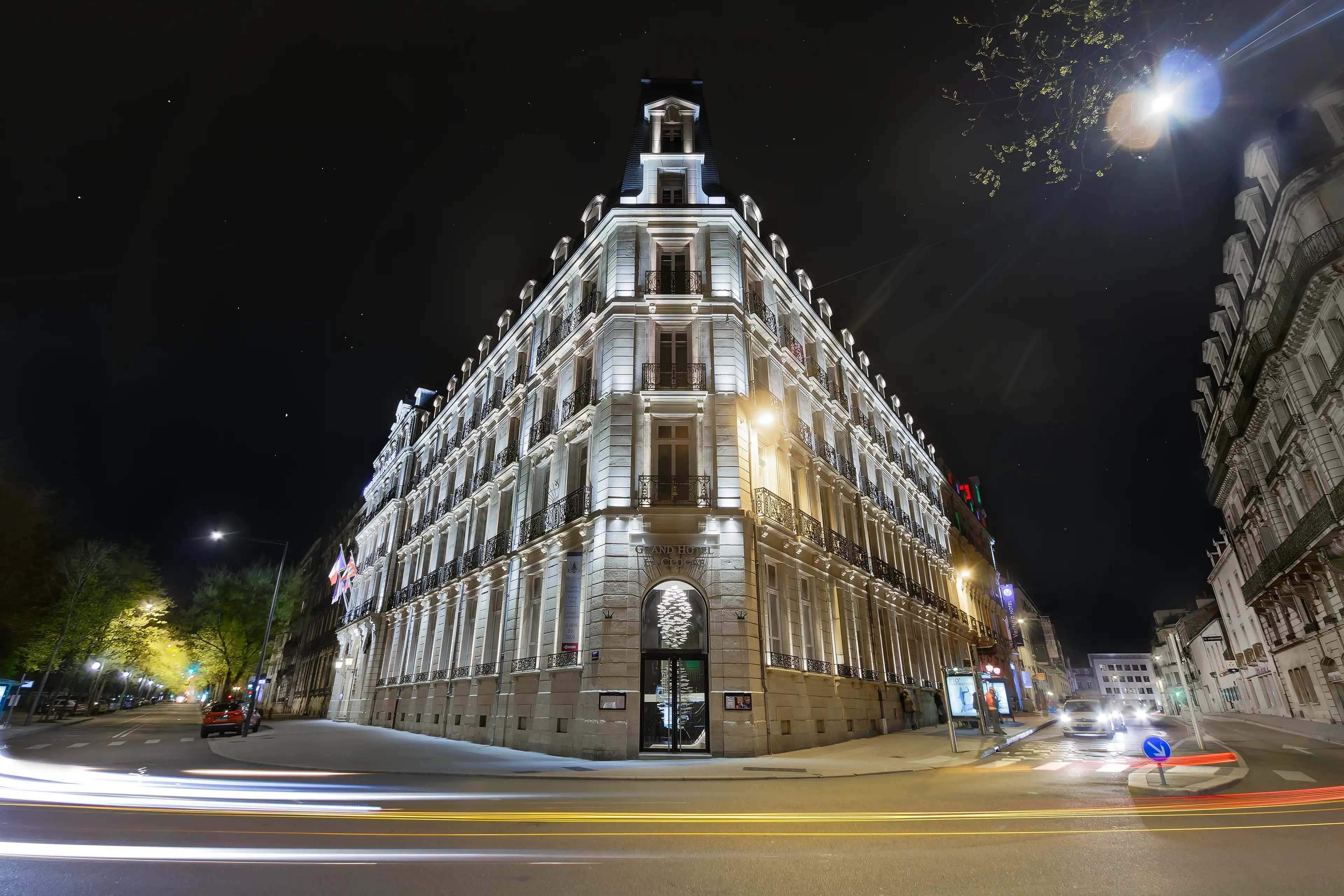 Bâtiment du grand hôtel la Cloche au centre-ville de Dijon en Côte d'Or en pose longue