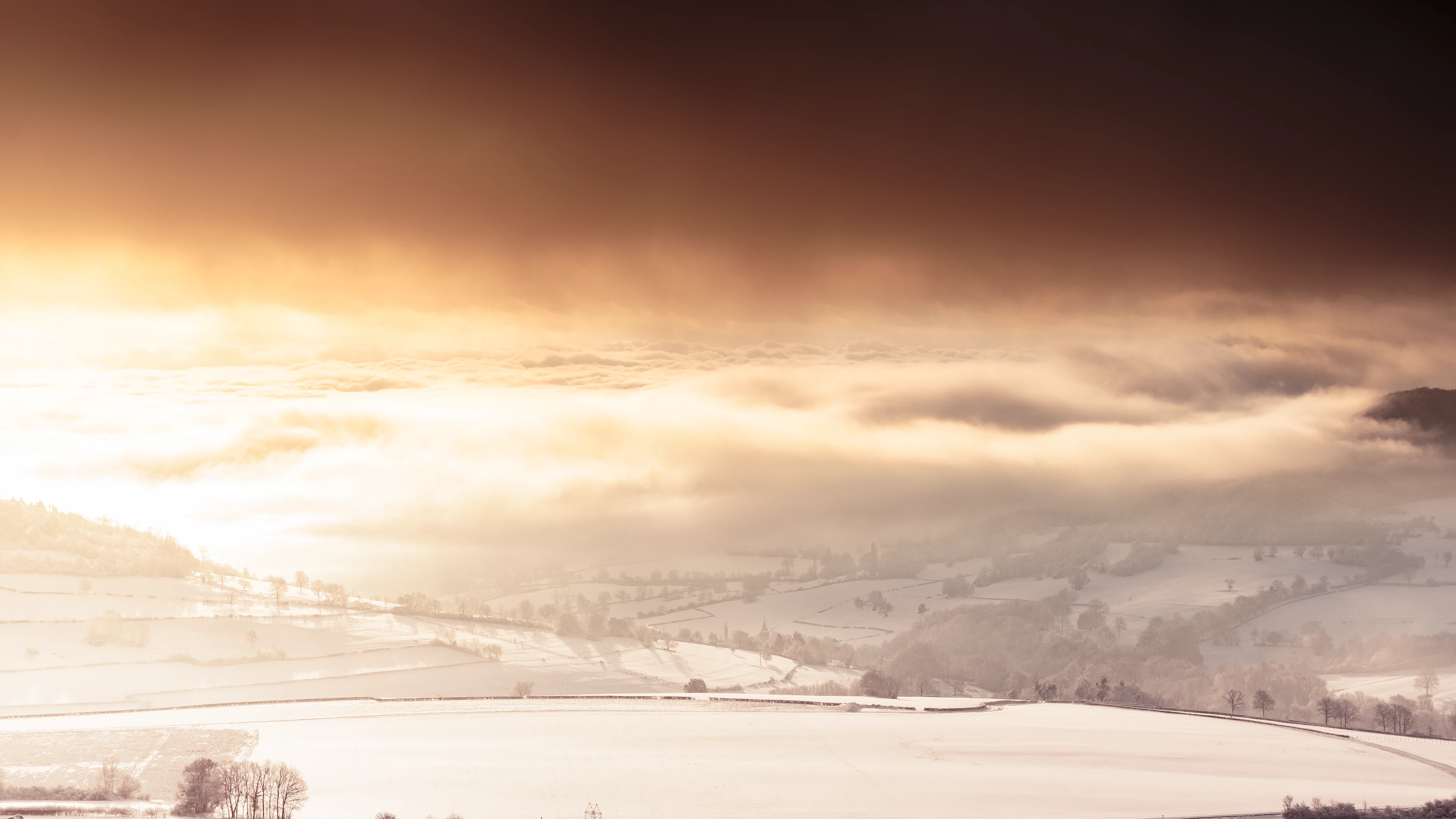 Coucher de soleil à Sombernon en Côte d'Or en hiver avec de la neige