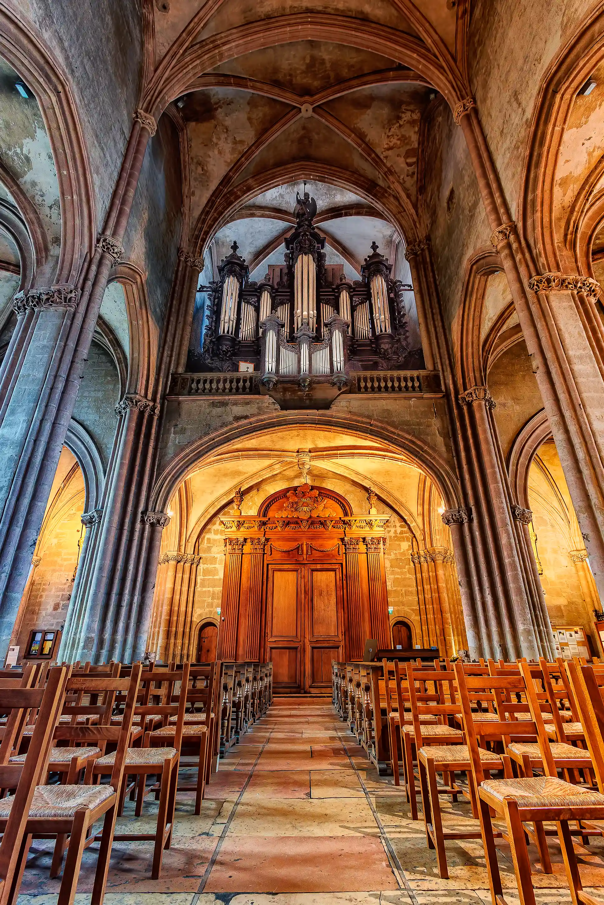 Orgue à l'intérieur de l'église Saint-Michel à Dijon en Côte d'Or