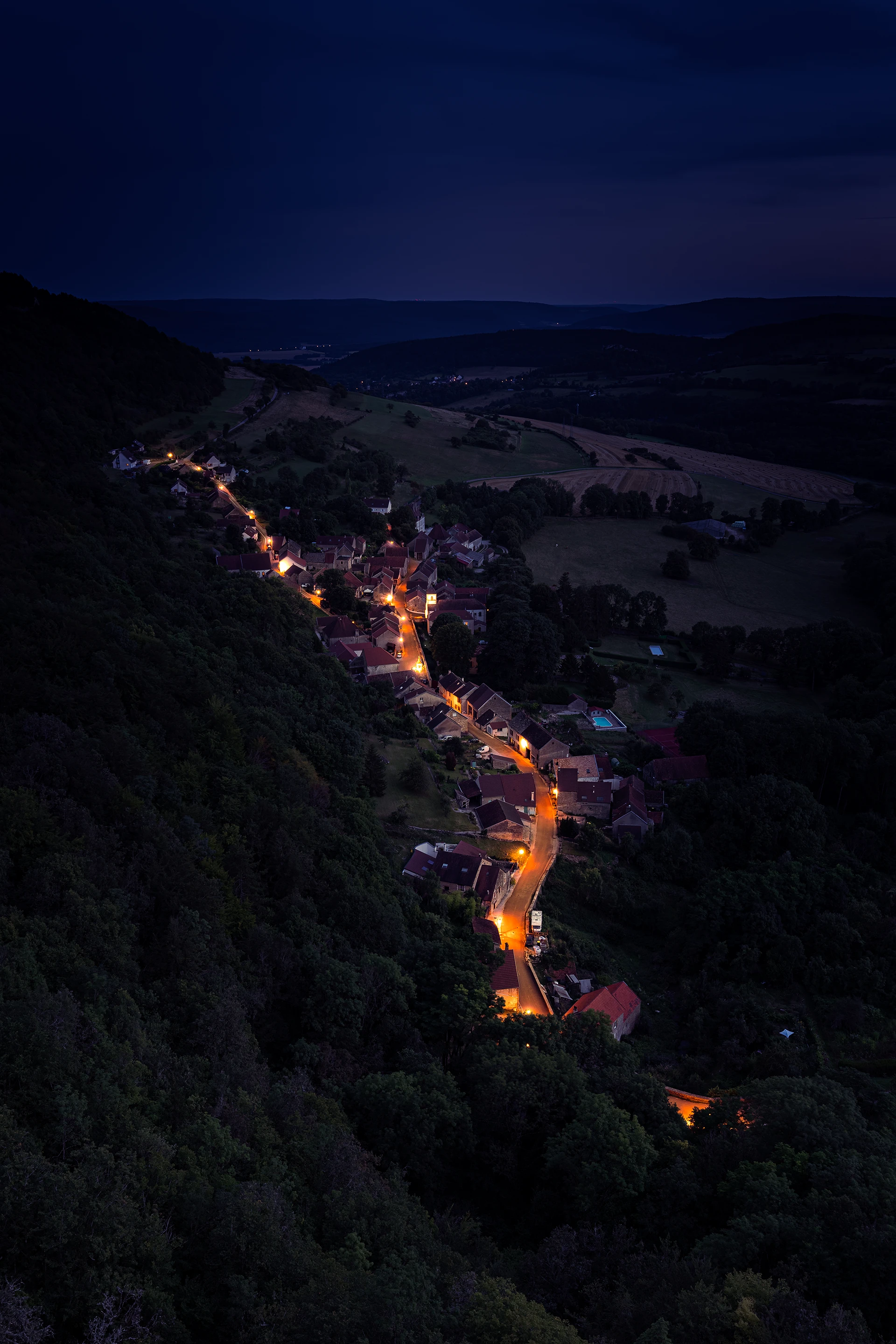 Routes éclairées du village de Baulme-la-Roche en Côte d'Or à l'heure bleue