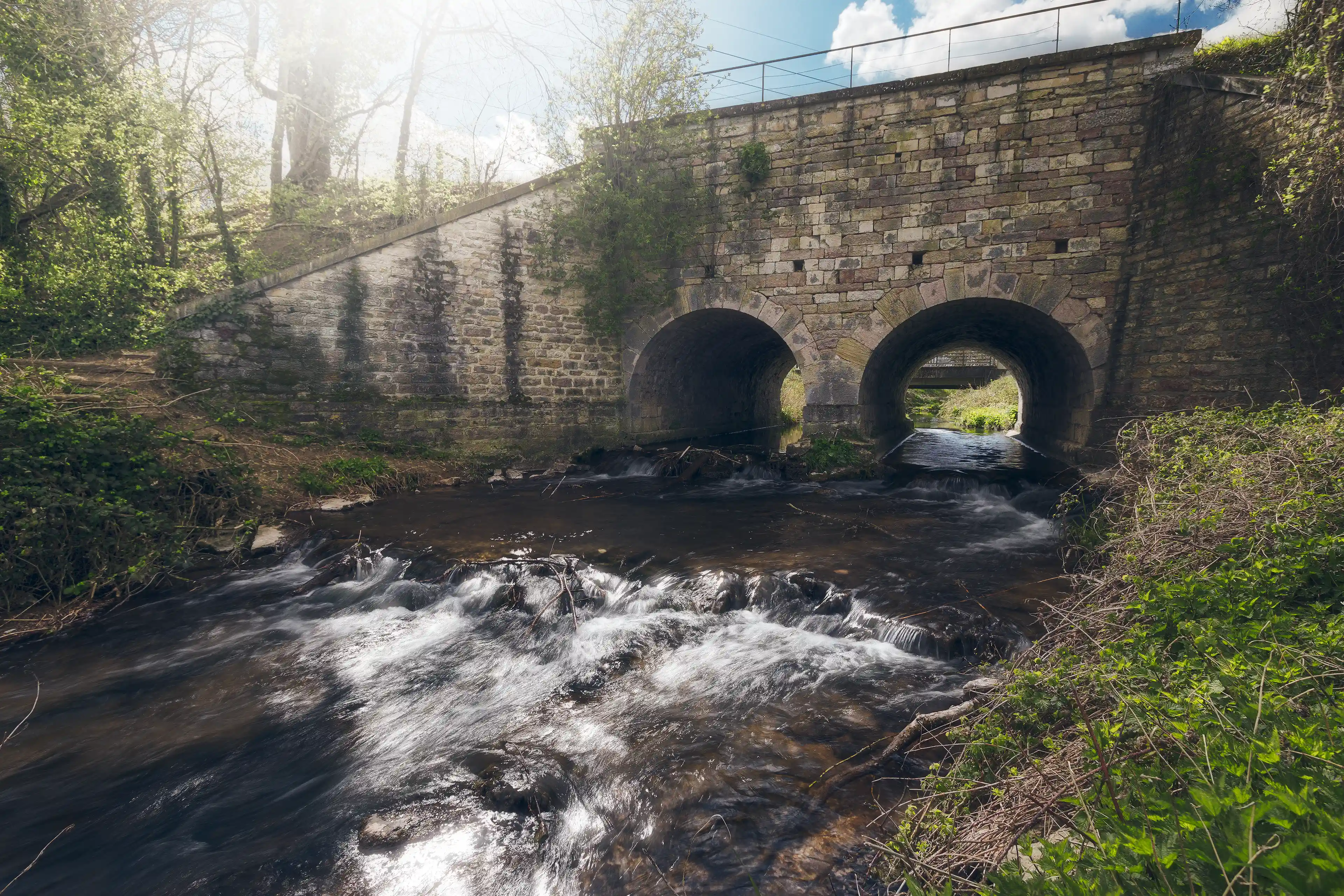 Cours d'eau qui passe sous un pont en pose longue à Noiron-sous-Gevrey en Côte d'Or
