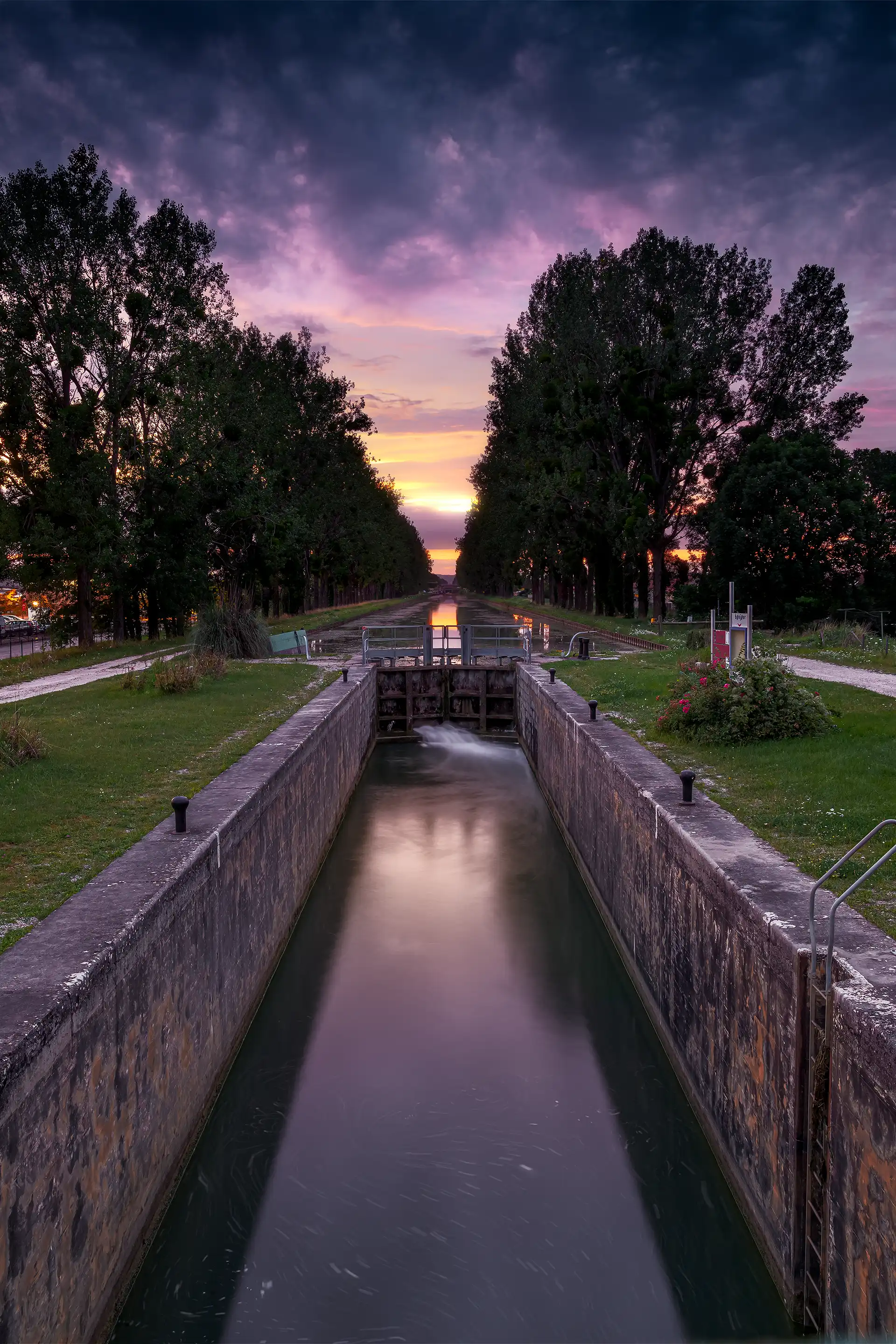 Écluse de Bretenière après le coucher du soleil en Côte d'Or