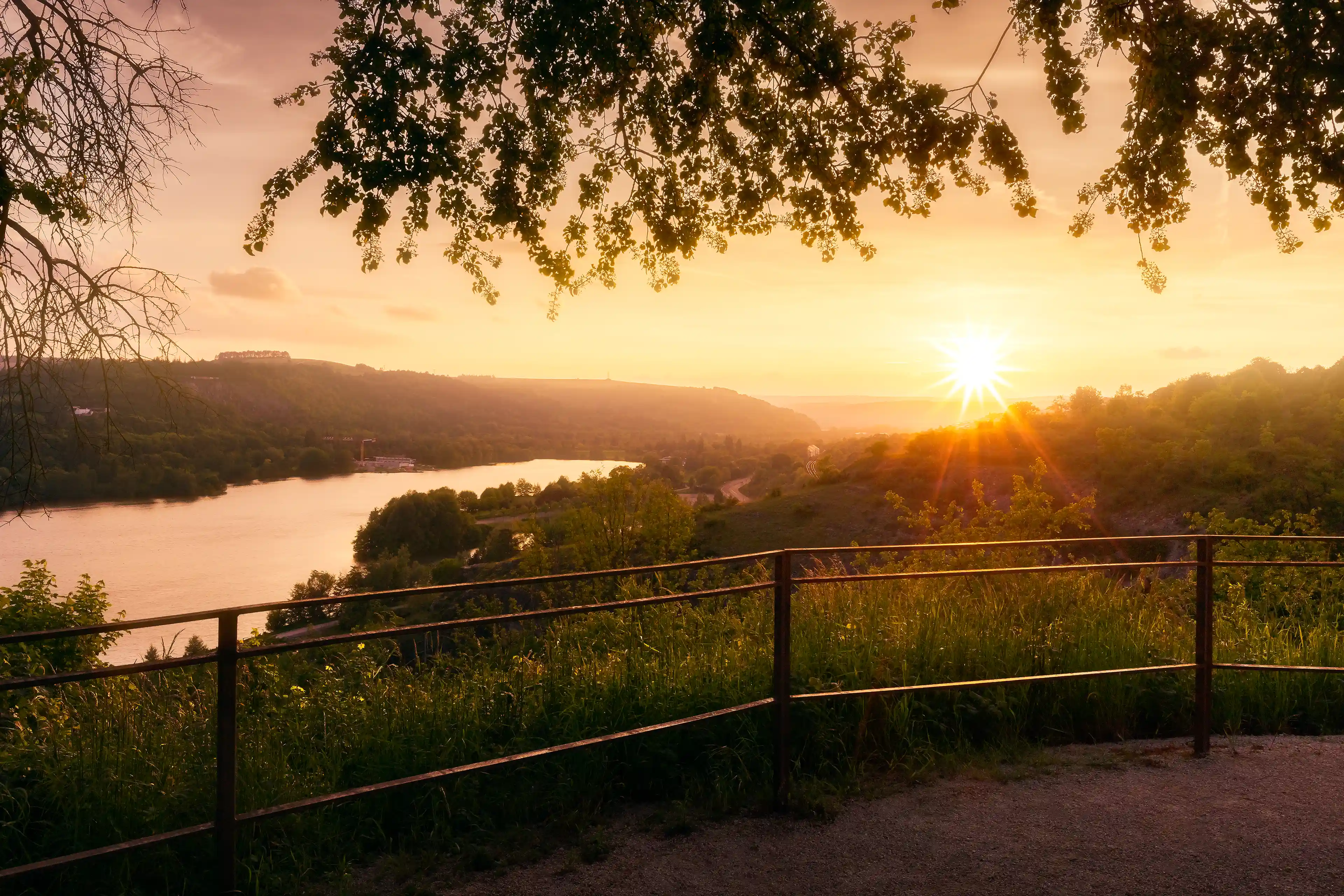 Coucher de soleil sur le lac Kir depuis l'observatoire à Dijon en Côte d'Or