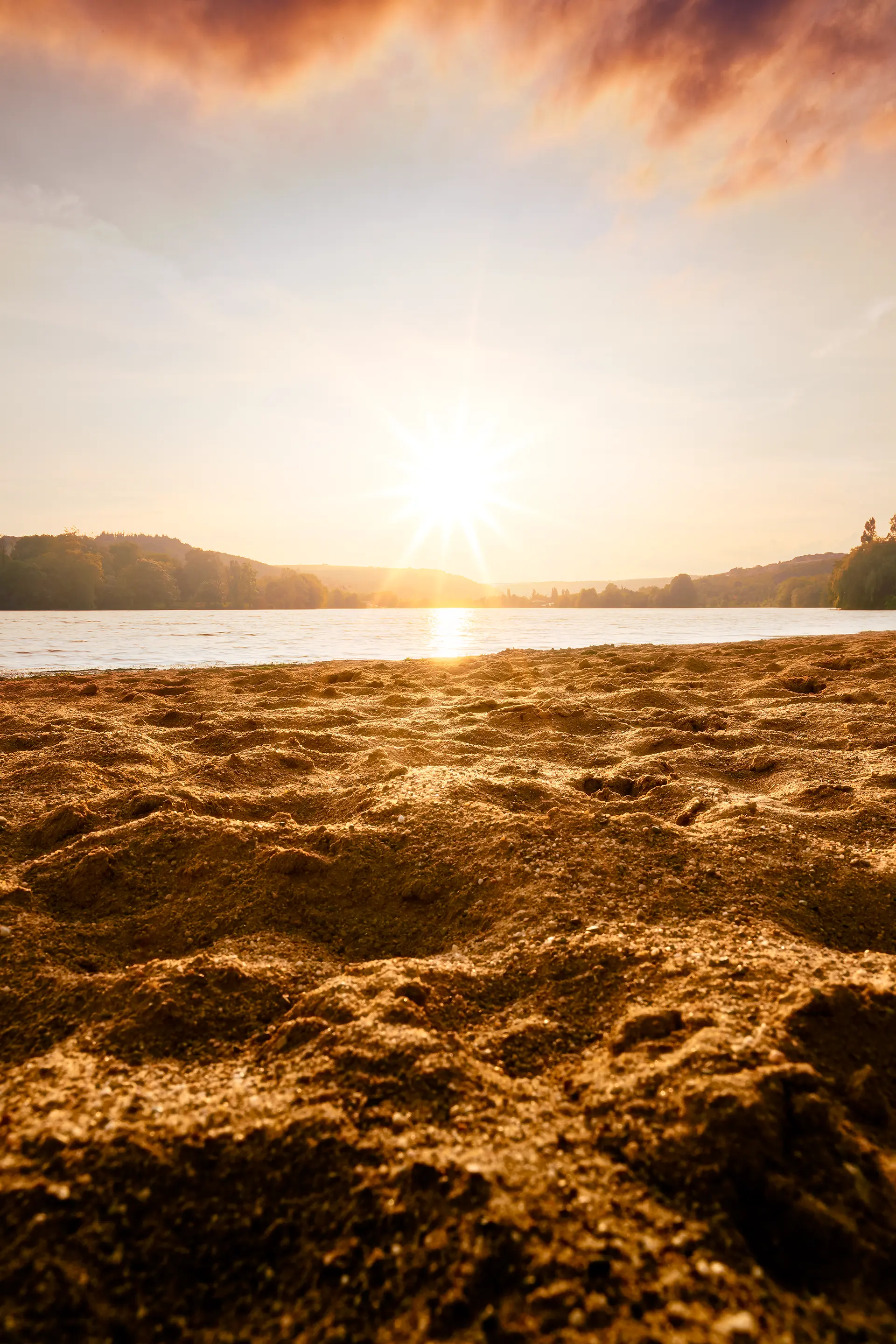 Coucher de soleil au lac Kir avec l'appareil photo posé dans le sable