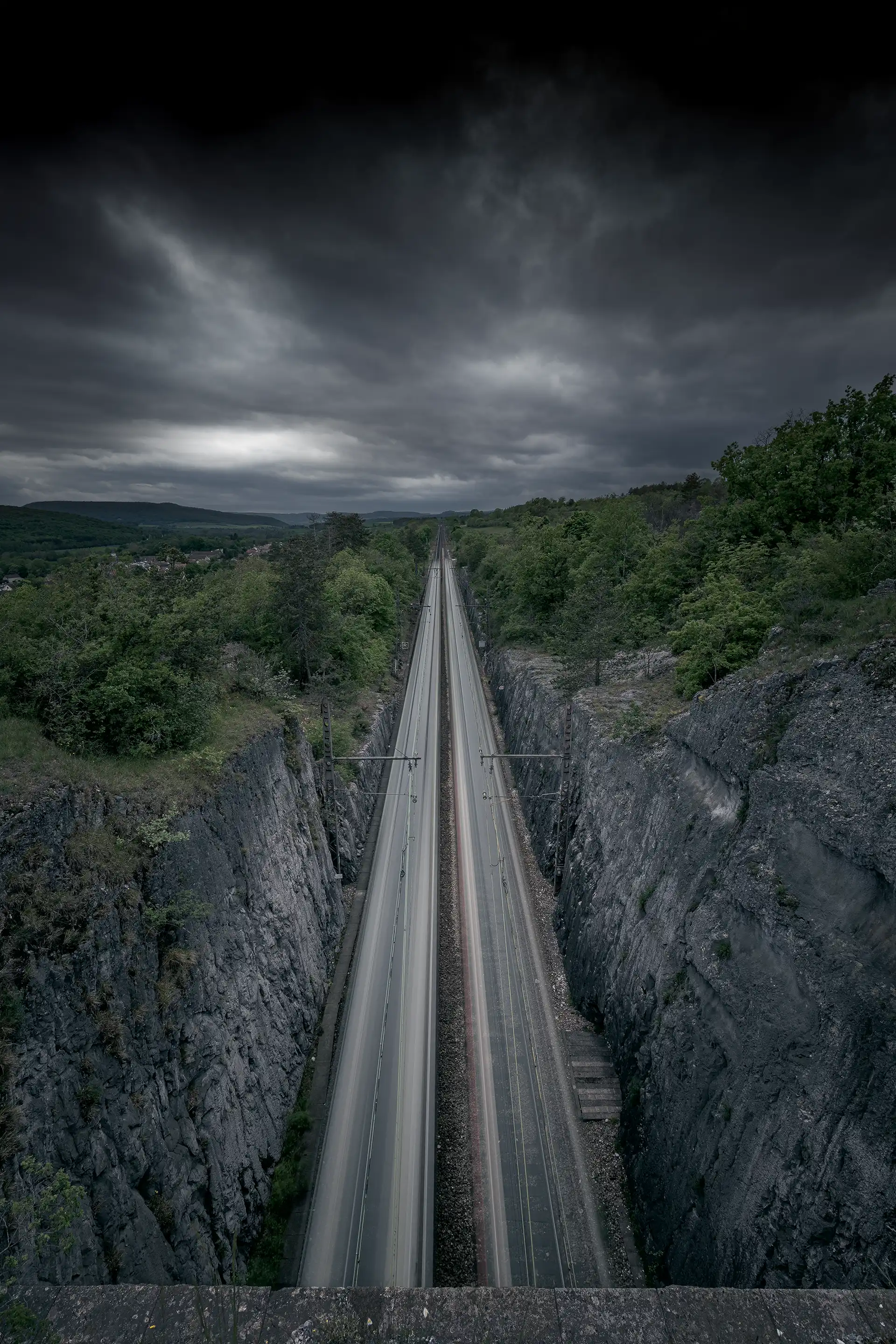 Ligne de chemin de fer à la Verrerie en Côte d'Or avec un ciel très sombre