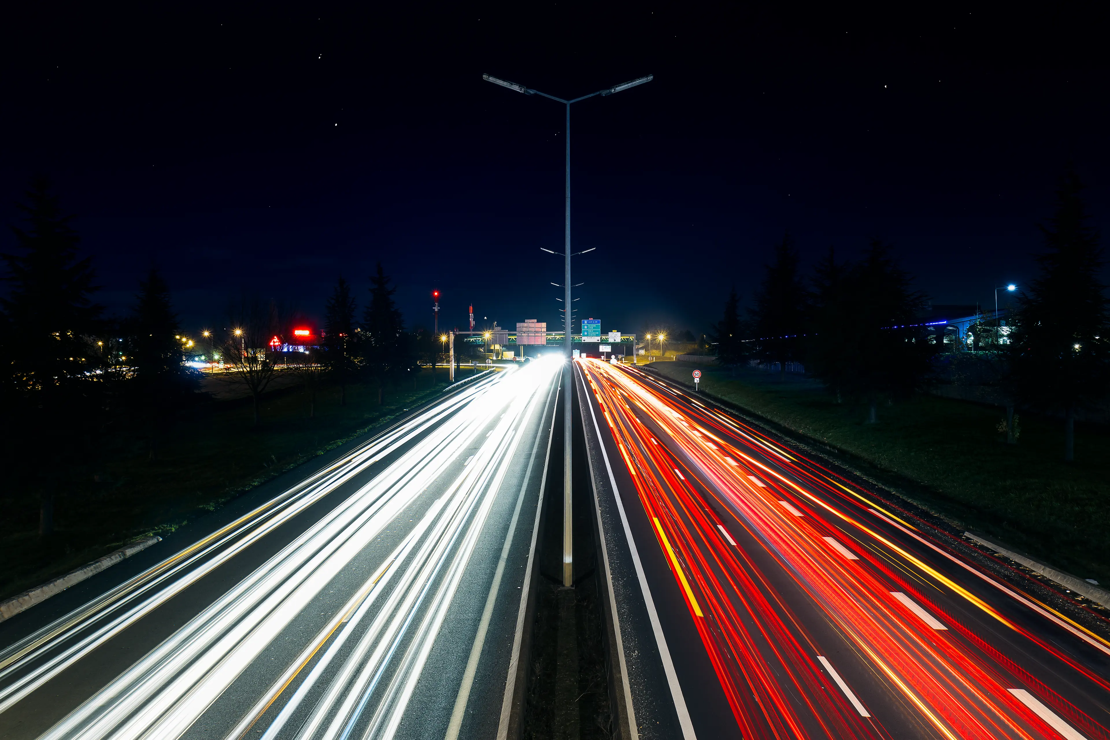 Rocade de Dijon de nuit en pose longue avec les traînées des phares et feux des voitures