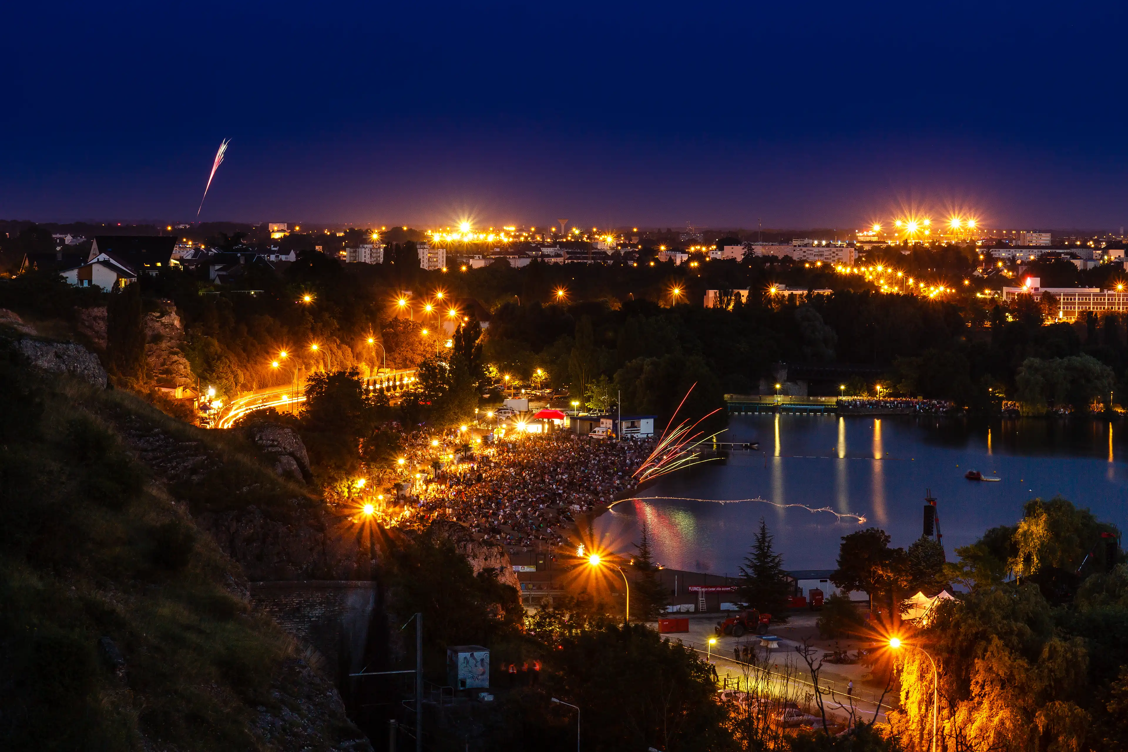 Lac Kir à Dijon en Côte d'Or à l'heure bleue avant le feu d'artifice du 14 juillet