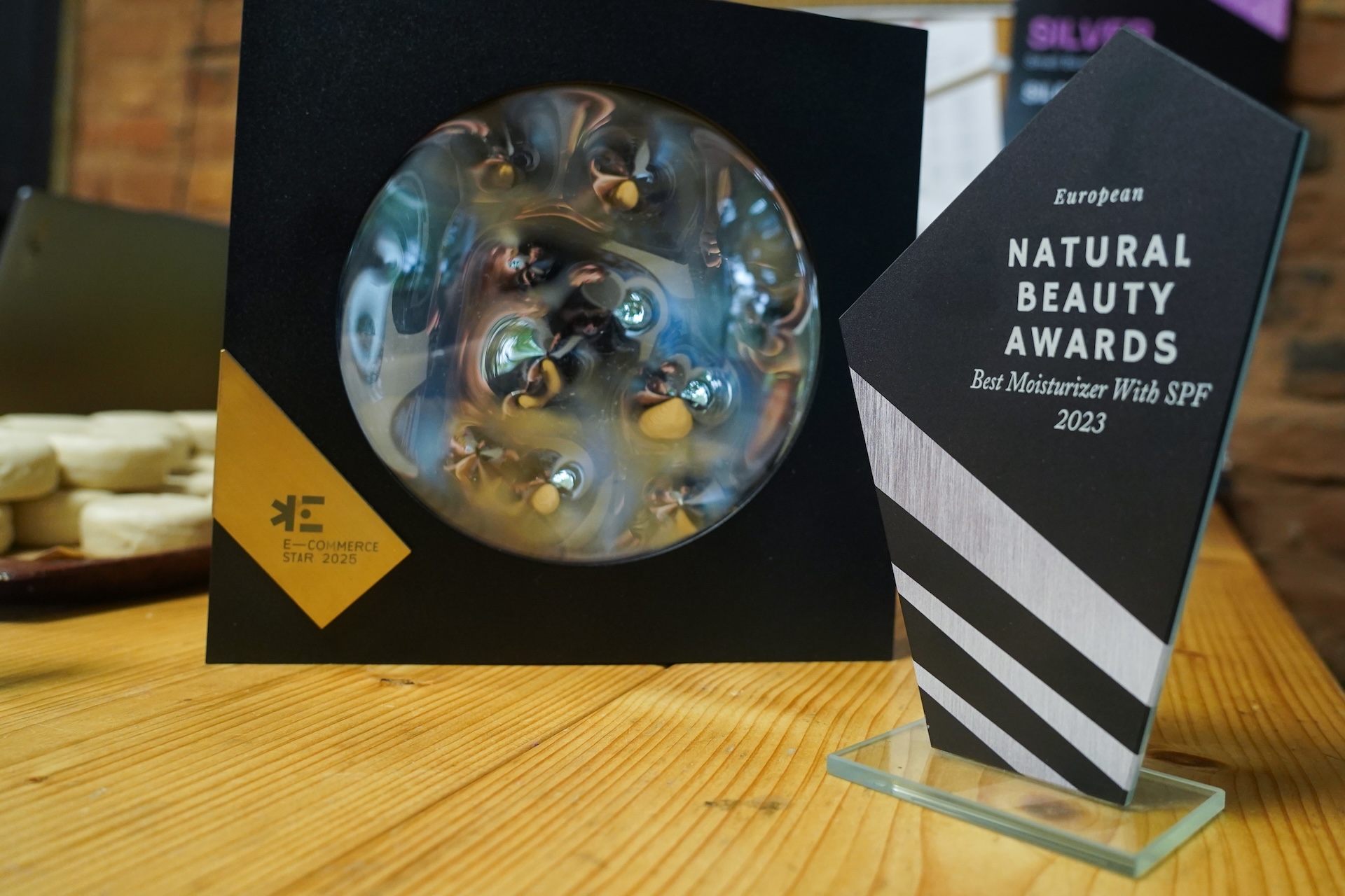Nagrody European Natural Beauty i E-commerce Star na półce w biurze Silmachy