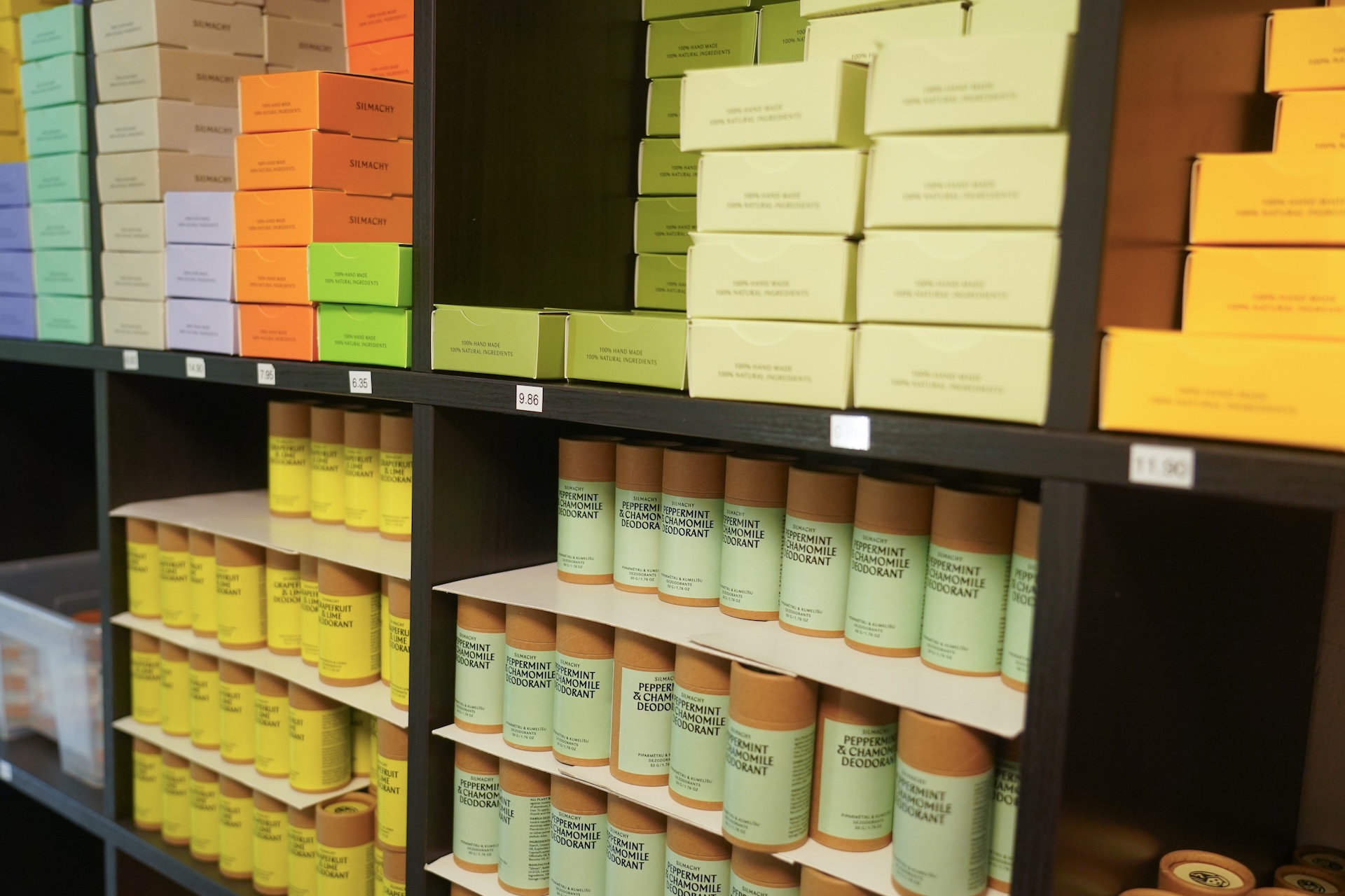 Półka wypełniona produktami Silmachy