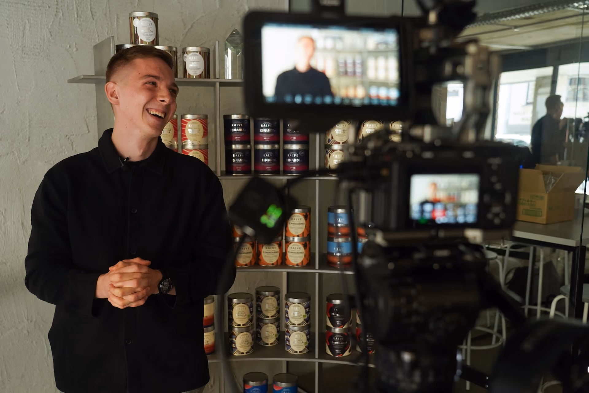 Nauris, Dyrektor E-commerce w Kalve Coffee, udzielający wywiadu wideo