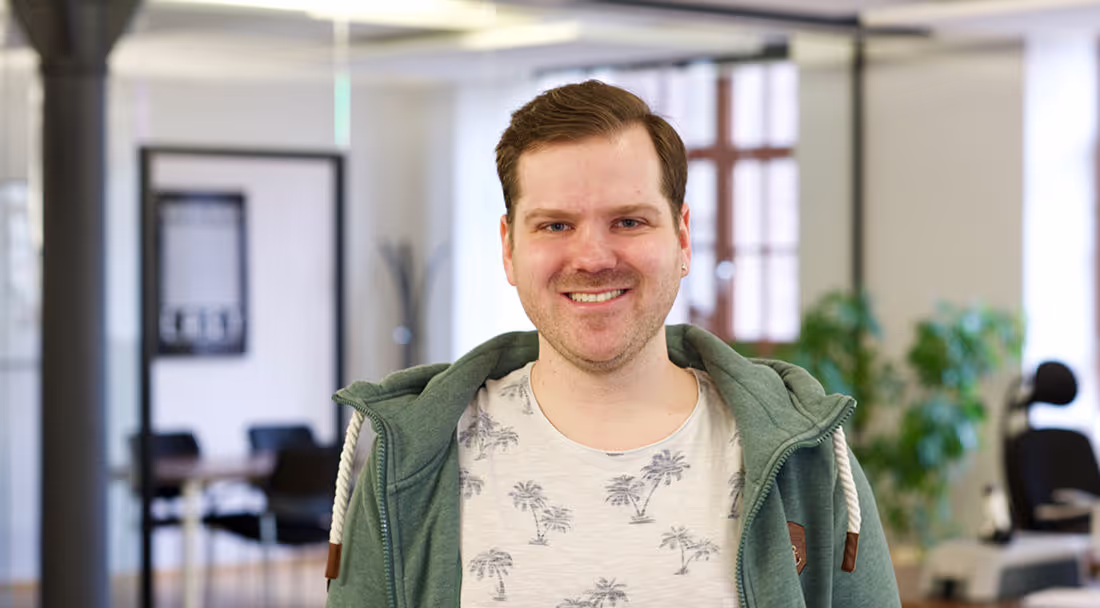 Heute stellen wir euch unseren zweiten Simon vor, der in unserem Dev-Blog auch schon fleißig selbst Artikel geschrieben hat.