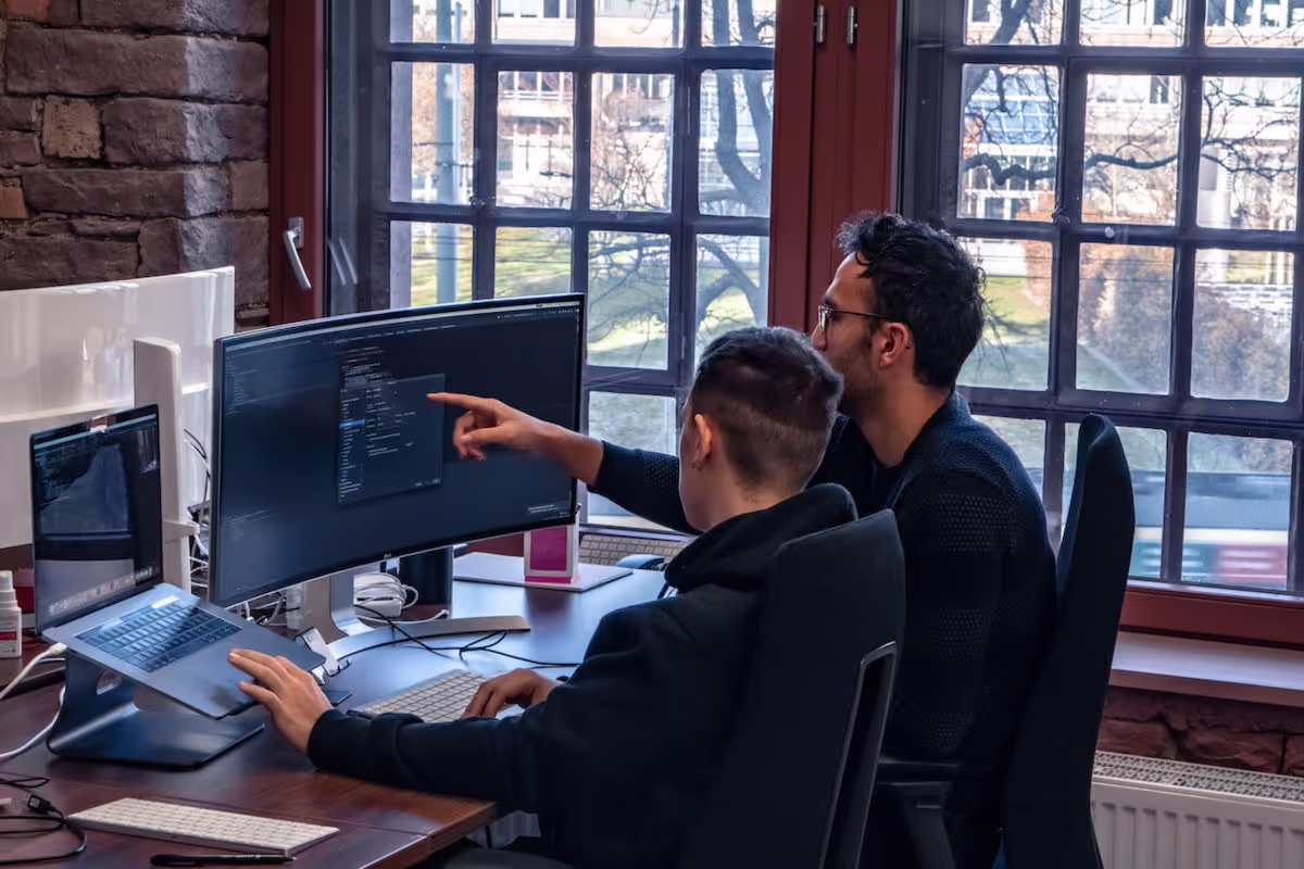 Blasse Haut, Kapuzenpulli, schweigsam, Einzelgänger: Stereotype über Software-Entwickler sind so unvorteilhaft wie realitätsfern.